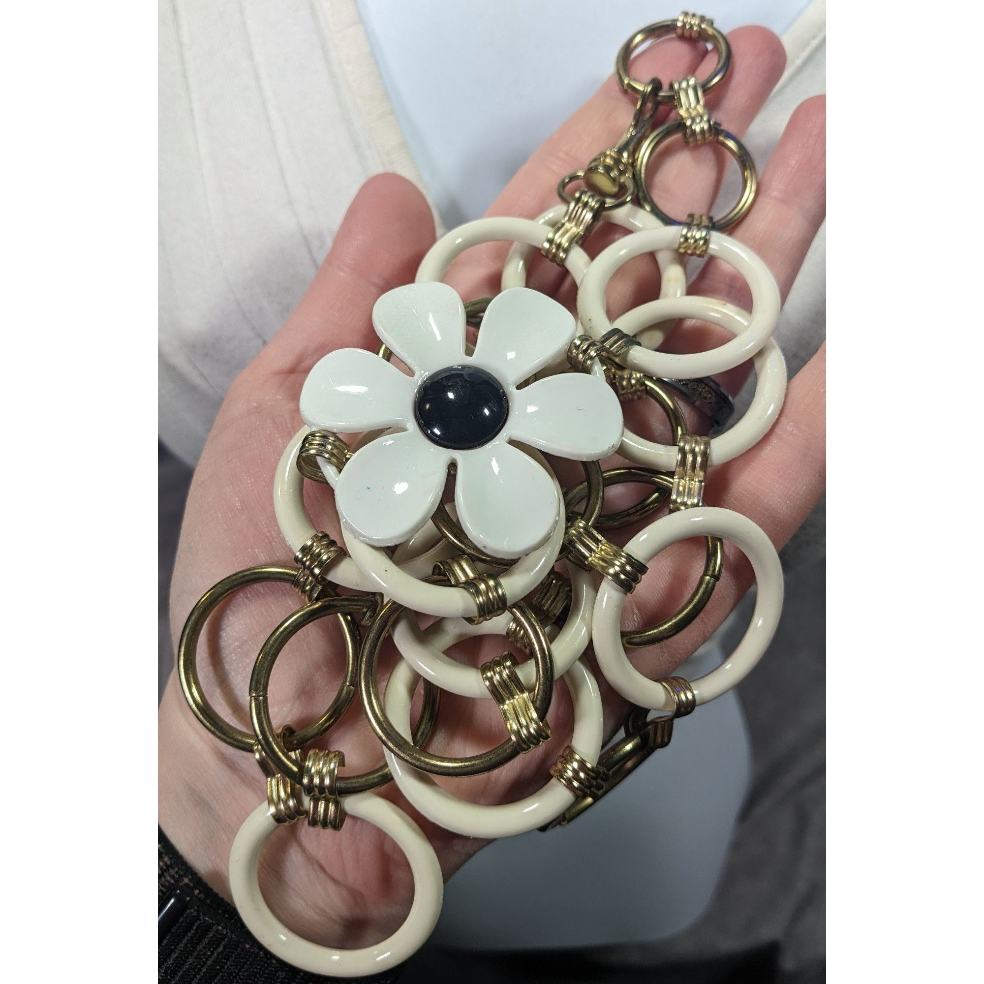 Other Retro Hippie Floral Chunky White And Gold Tone Ring Necklace Size ONE SIZE - 8 Thumbnail
