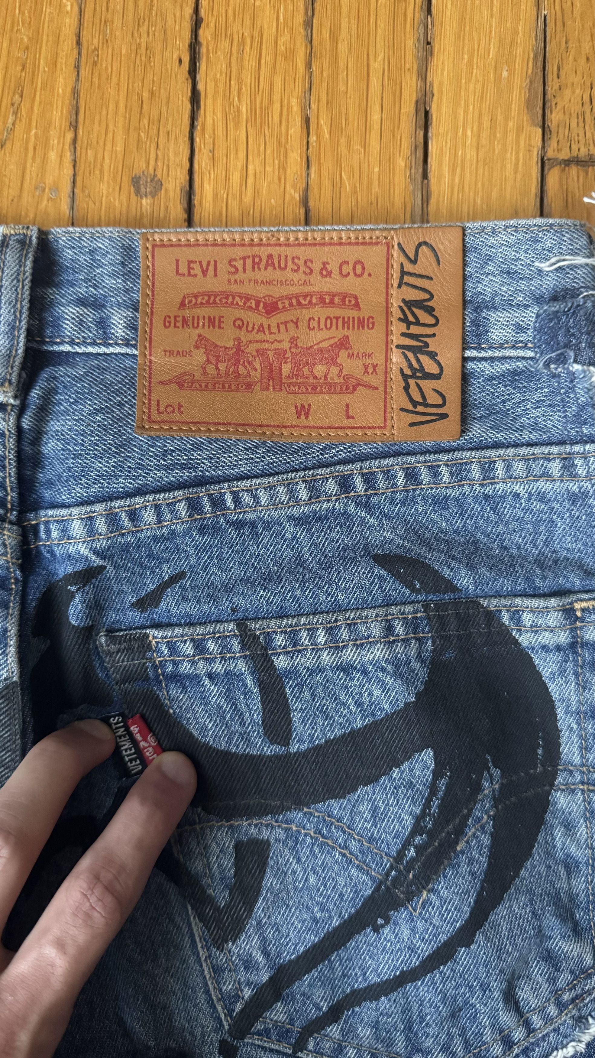 Levi's × Vetements Vetements Levi Tribal Sticker Jeans Size US 29 - 5 Thumbnail