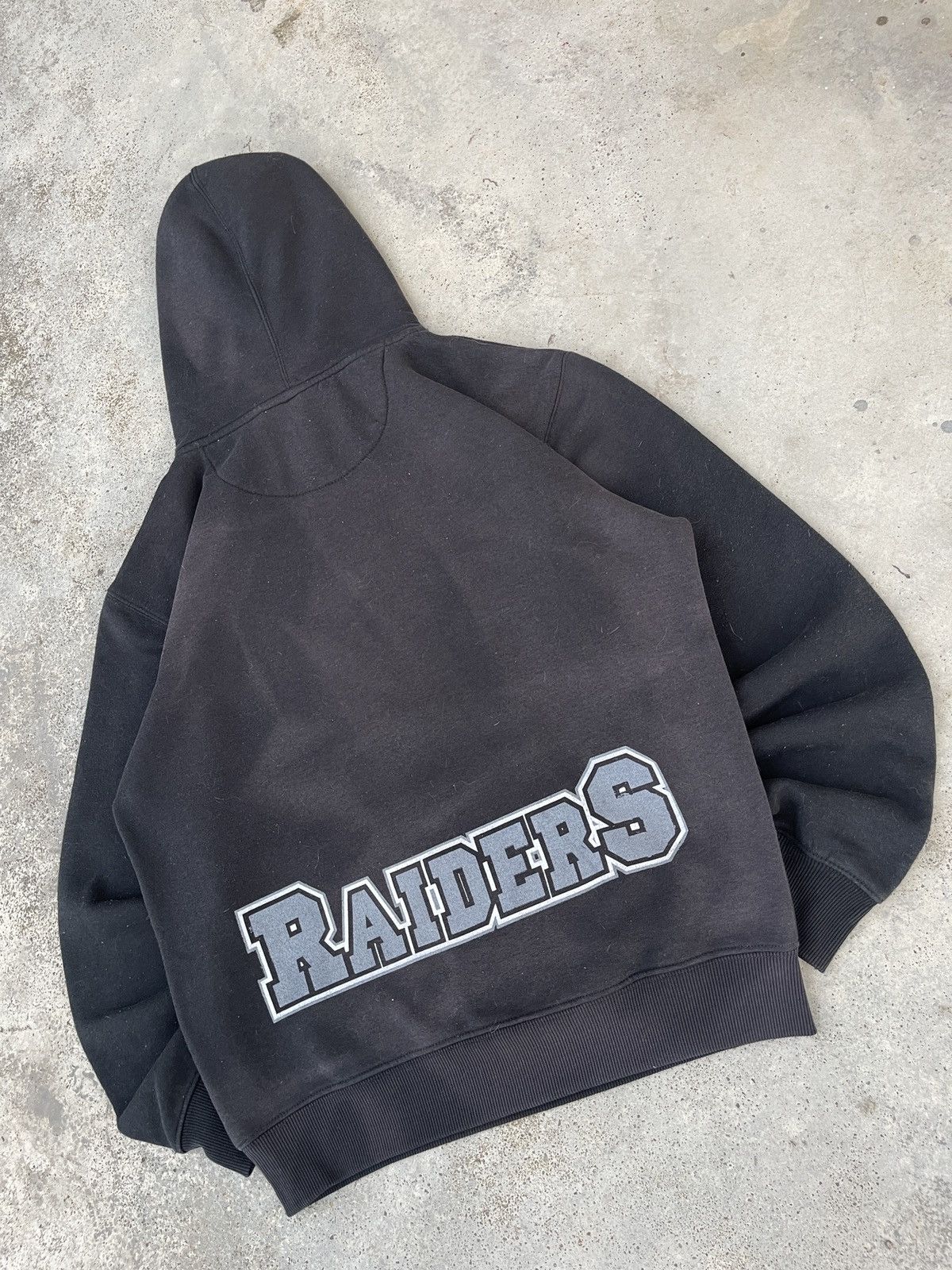 NFL × Vintage Vintage Faded Black Raiders Big Print Pullover Hoodie Size US L / EU 52-54 / 3 - 4 Thumbnail