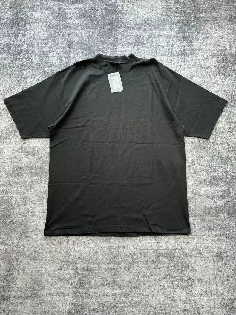 Balenciaga Balenciaga Sanskrit Logo Distressed Tee. Size US M / EU 48-50 / 2 - 2 Thumbnail