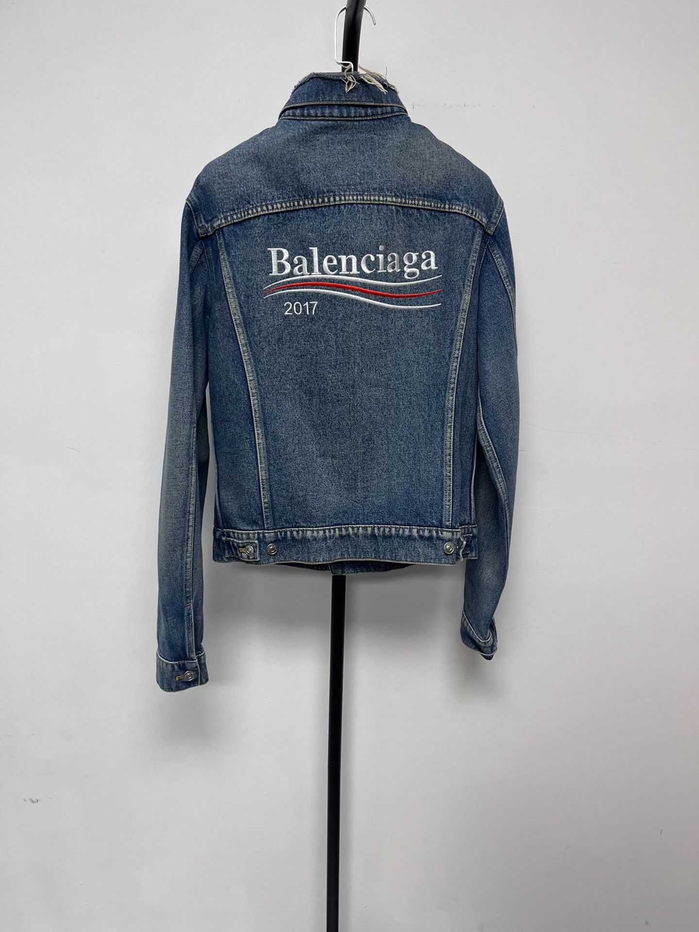 Balenciaga vintage balenciaga distressed denim jacket 2017 Size US L / EU 52-54 / 3 - 1 Thumbnail