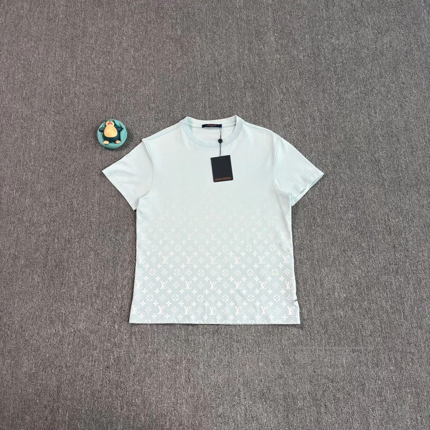 Louis Vuitton LV Gradient Print Sky Blue Short Sleeve. Size US S / EU 44-46 / 1 - 1 Thumbnail