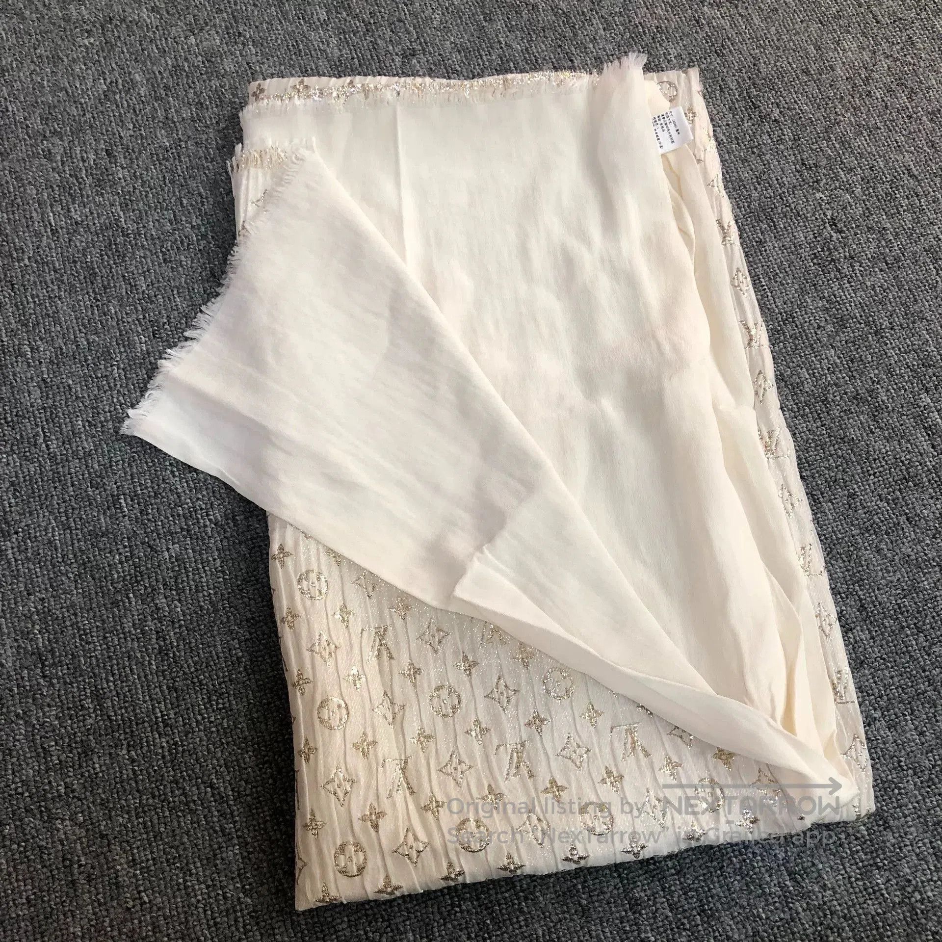 Louis Vuitton Louis Vuitton White Sequin Silk Scarf. Size ONE SIZE - 8 Thumbnail