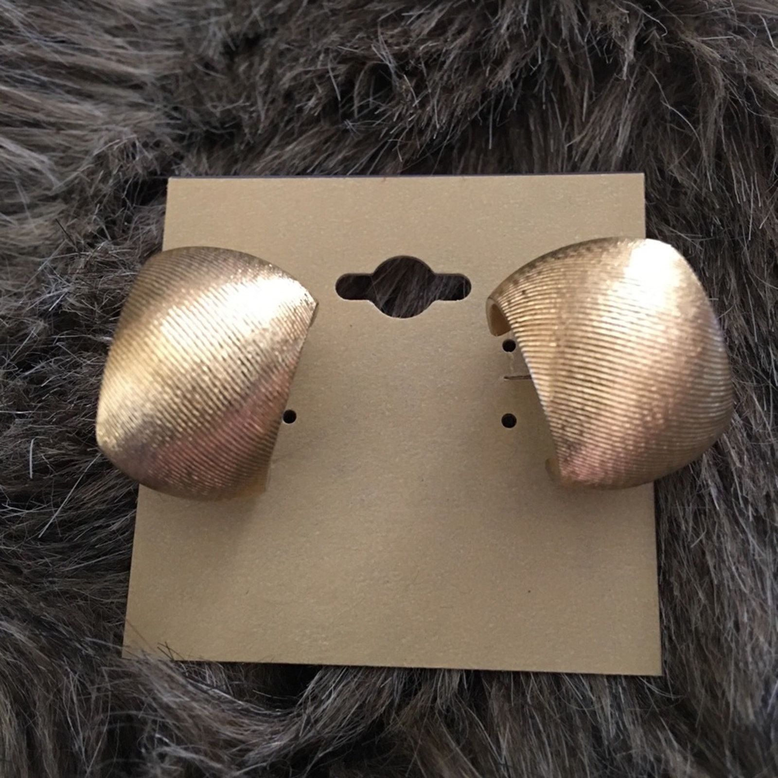 Vintage Vintage textured gold tone hoop style earrings Size ONE SIZE - 1 Thumbnail