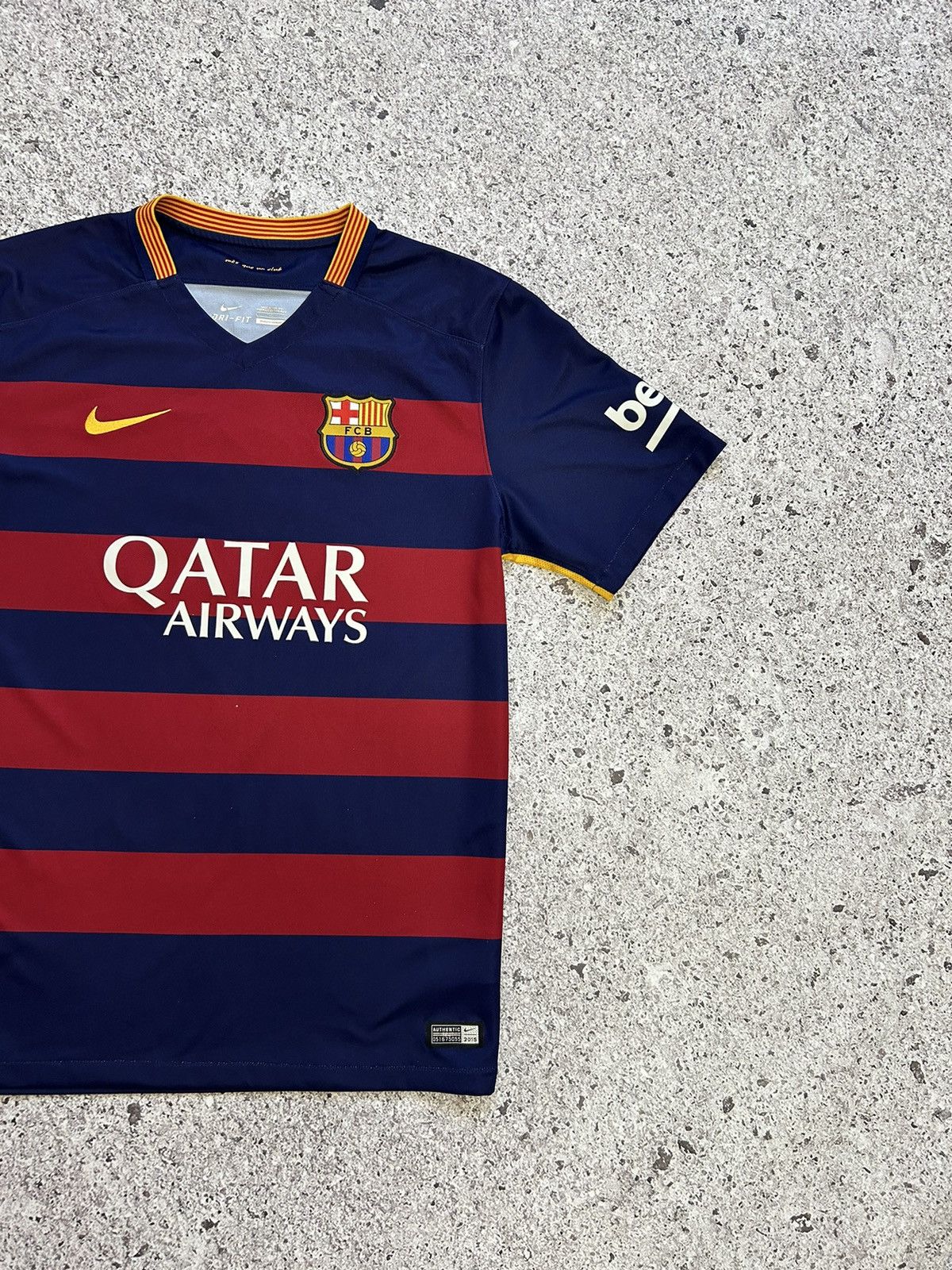 Nike Rare Nike FC Barcelona Suarez 2015 2016 Home Soccer Jersey Size US L / EU 52-54 / 3 - 5 Thumbnail