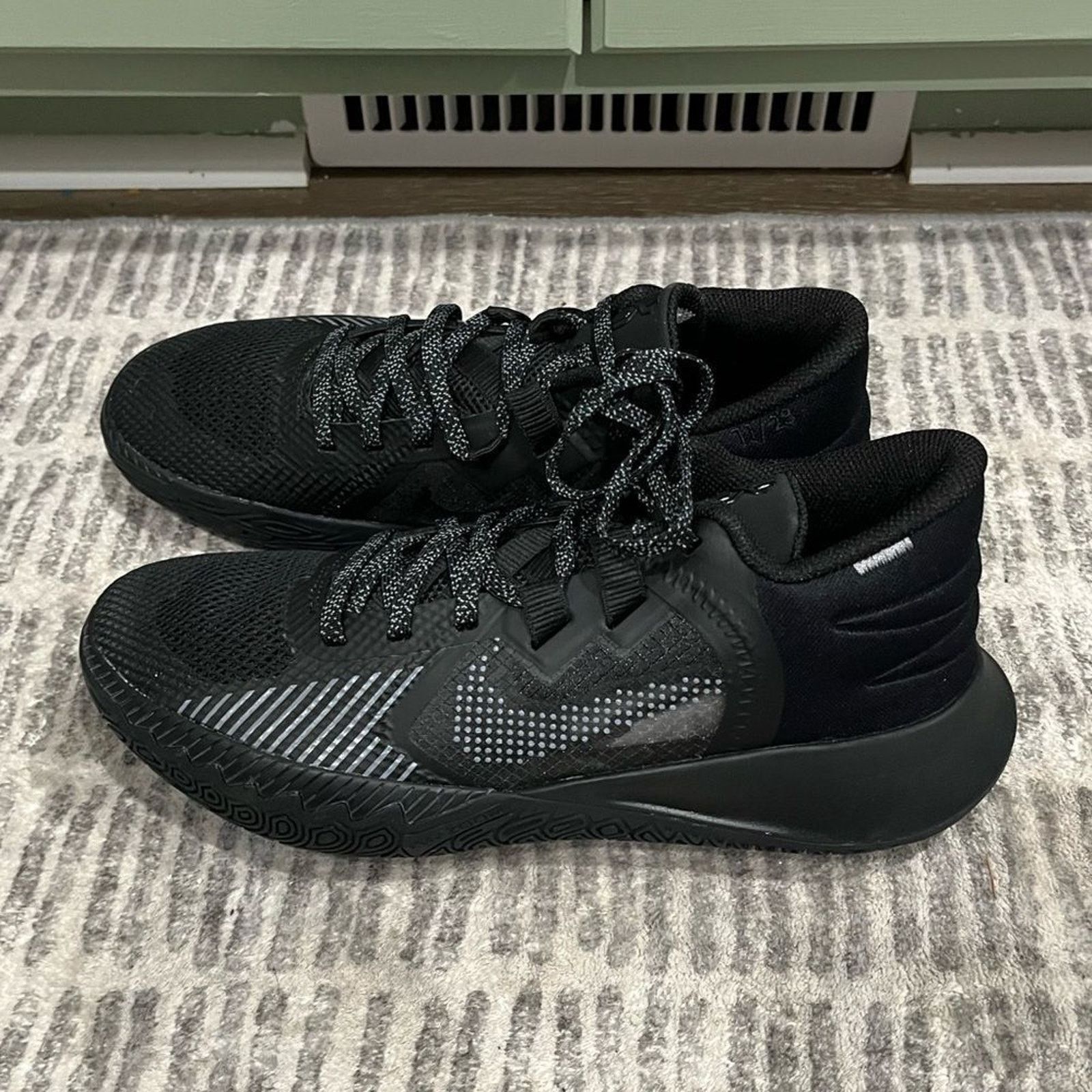 Nike NWOT Nike Kyrie Flytrap 5 Basketball Shoes CZ4100-004 Size US 8 / EU 41 - 3 Thumbnail