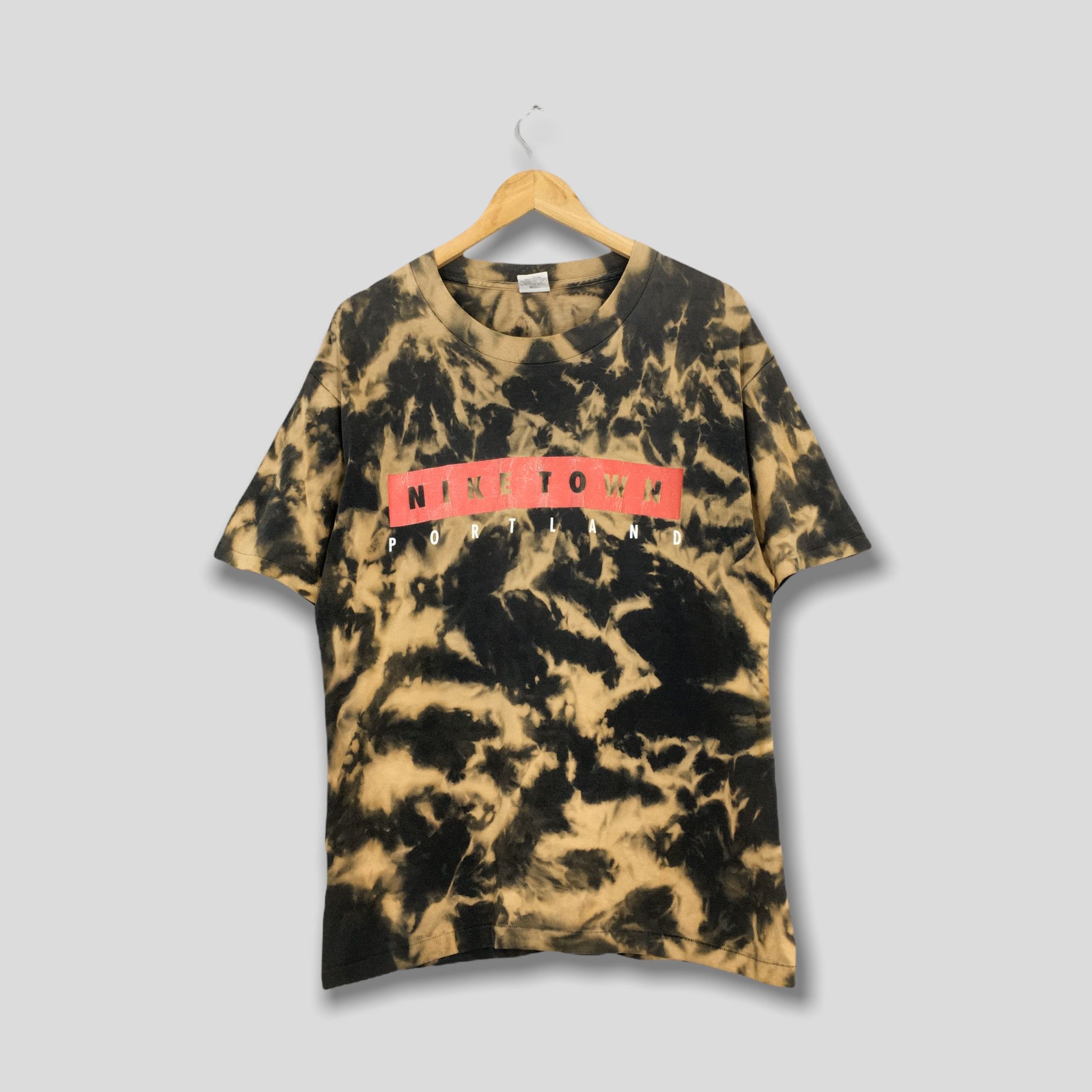 Nike Vintage 90's Nike Town Portland Bleach Tie-Dye Tshirt Size US M / EU 48-50 / 2 - 1 Thumbnail