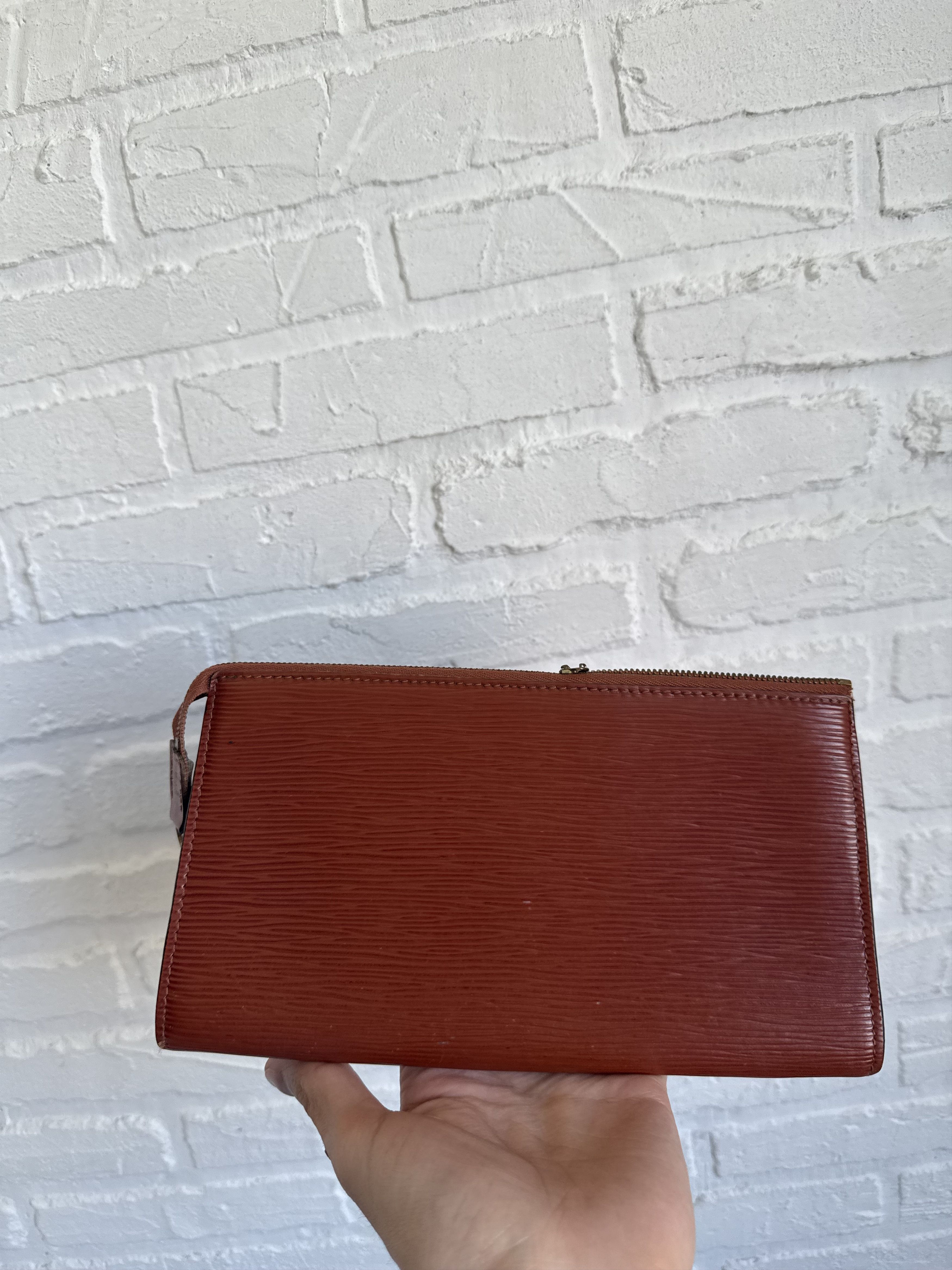 Louis Vuitton Vintage 1996 Louis Vuitton Epi leather pochette bag AR0916 Size ONE SIZE - 5 Thumbnail