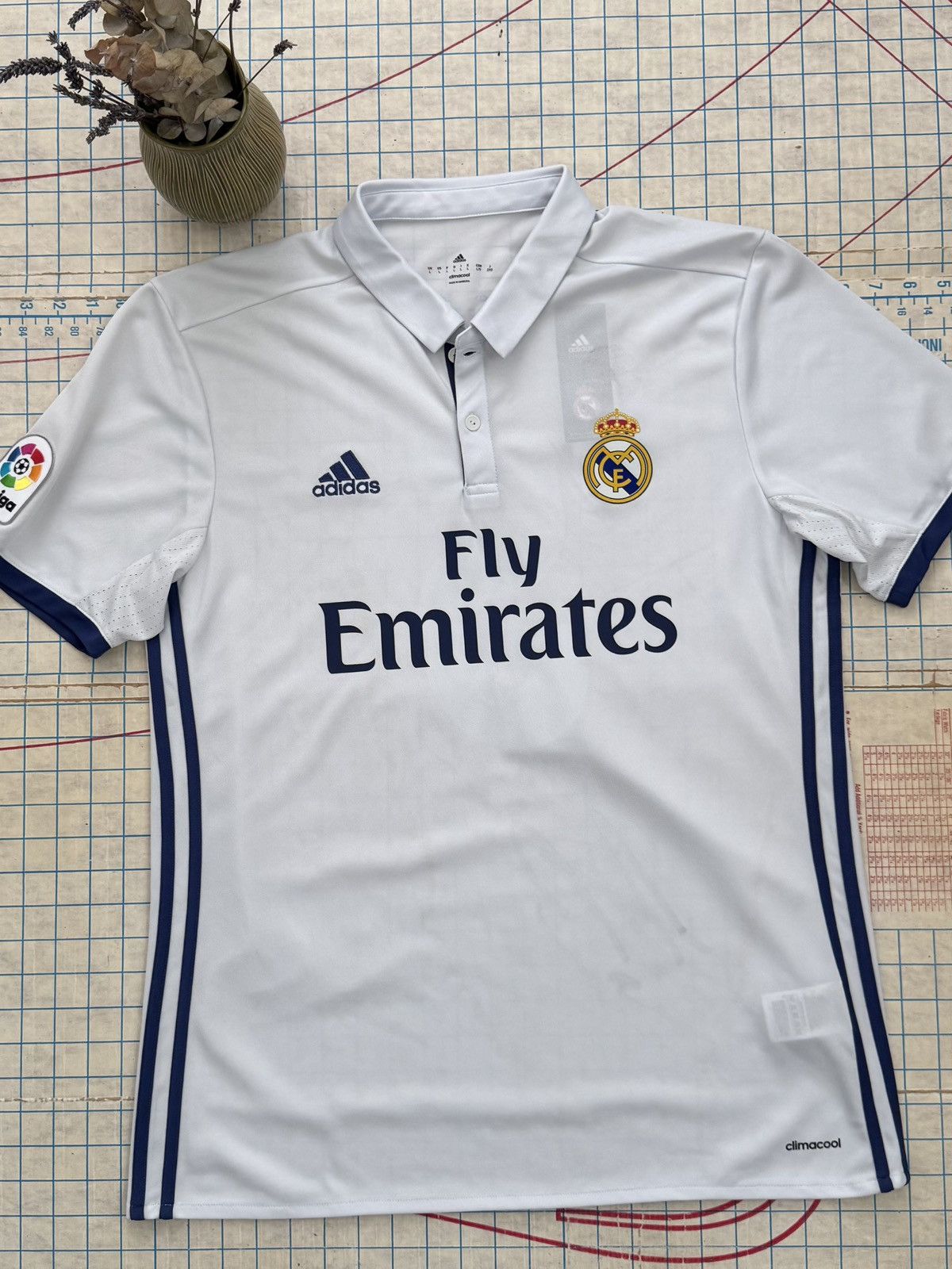 Adidas NWT Signed Raphael Varane Jersey White Real Madrid Adidas L Size US L / EU 52-54 / 3 - 5 Thumbnail