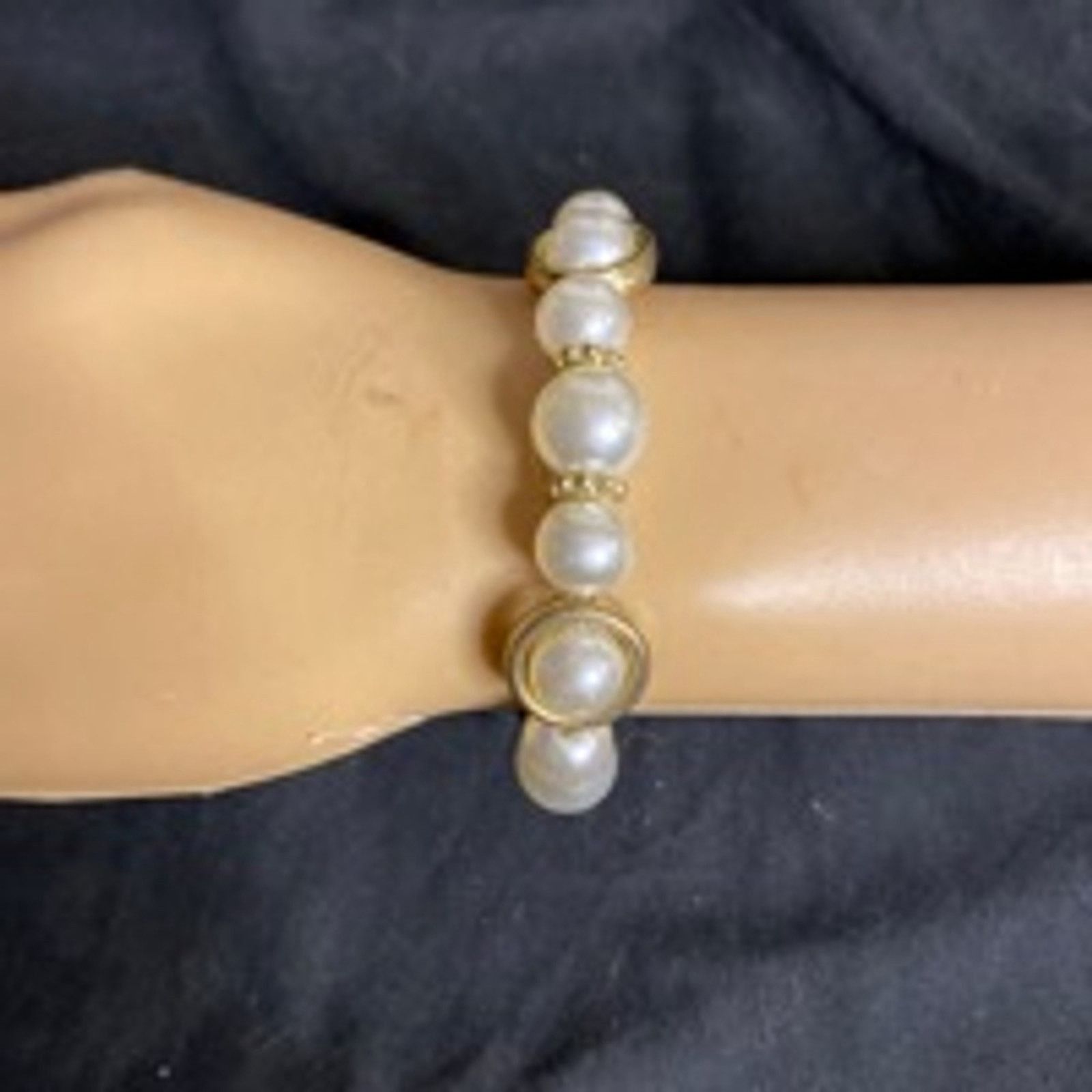 Other Vintage Gold Tone Faux Pearl Stretch Bracelet Classic Beaded Size ONE SIZE - 2 Thumbnail