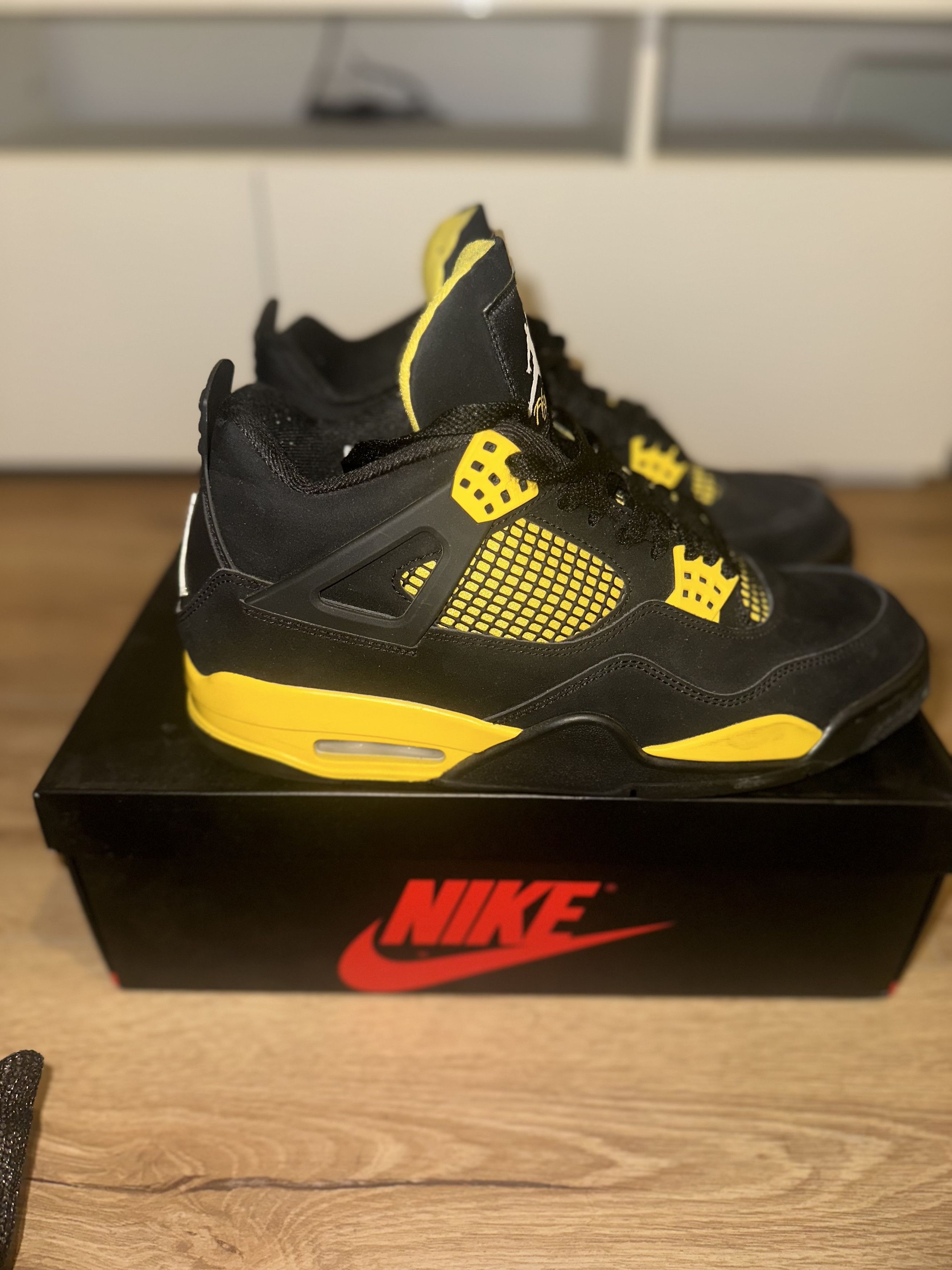 Jordan Brand Jordan Retro “Thunder” size 10.5 Size US 10.5 / EU 43-44 - 2 Thumbnail