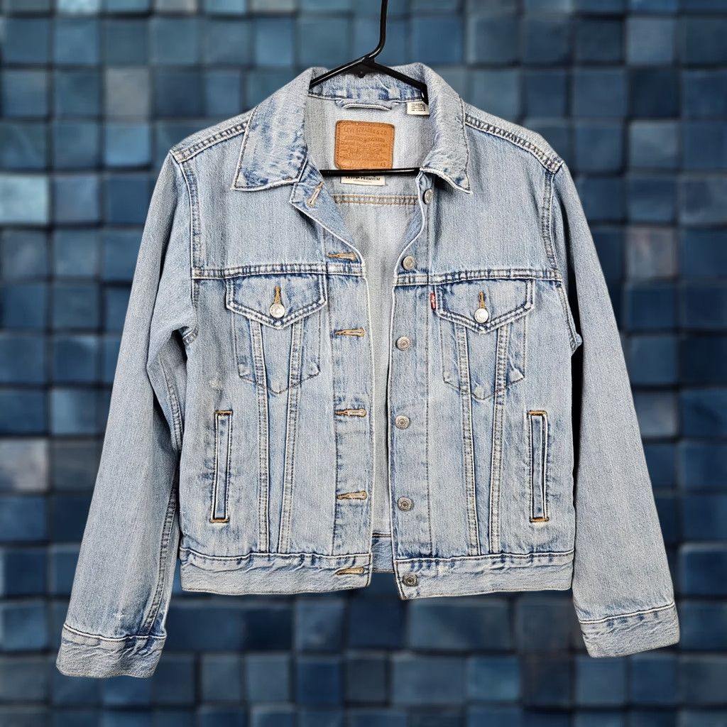 Levi's Levi’s Premium Women’s Blue Denim Trucker Jacket XS Jacket Women Regular Blue Denim Zip Button Logo 80s? Size XS / US 0-2 / IT 36-38 - 1 Thumbnail