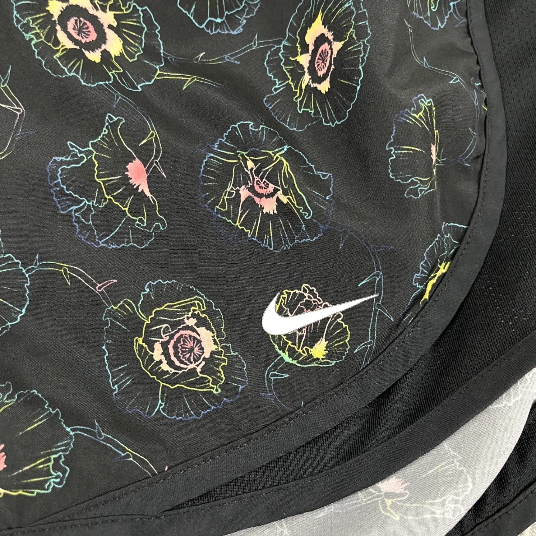 Nike Nike Shorts Womens Small / 3" Lined Blue & Black Dri-Fit Tempo Floral Running Size 28" / US 6 / IT 42 - 3 Thumbnail