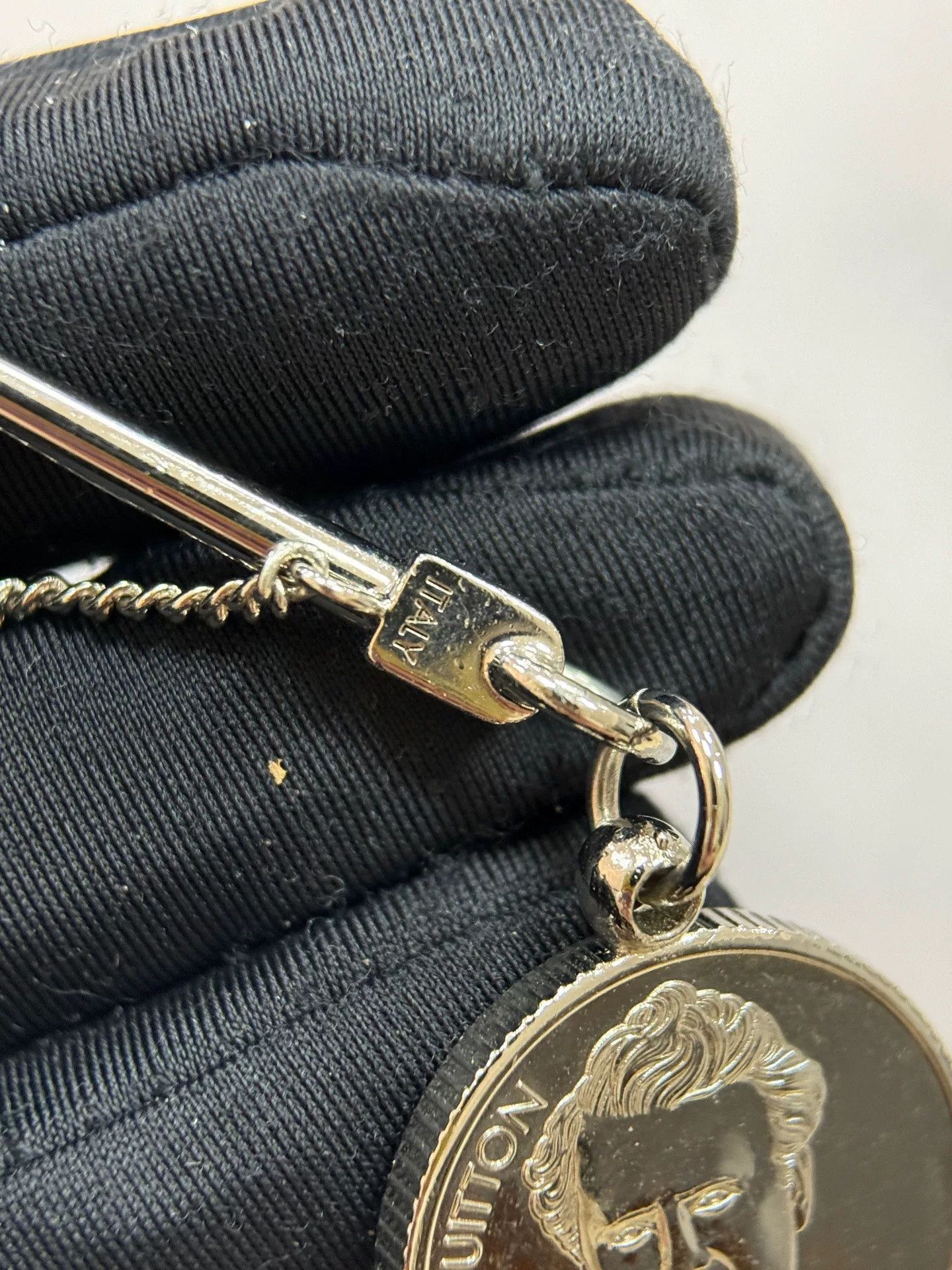 Louis Vuitton LV Brooch Size ONE SIZE - 7 Thumbnail