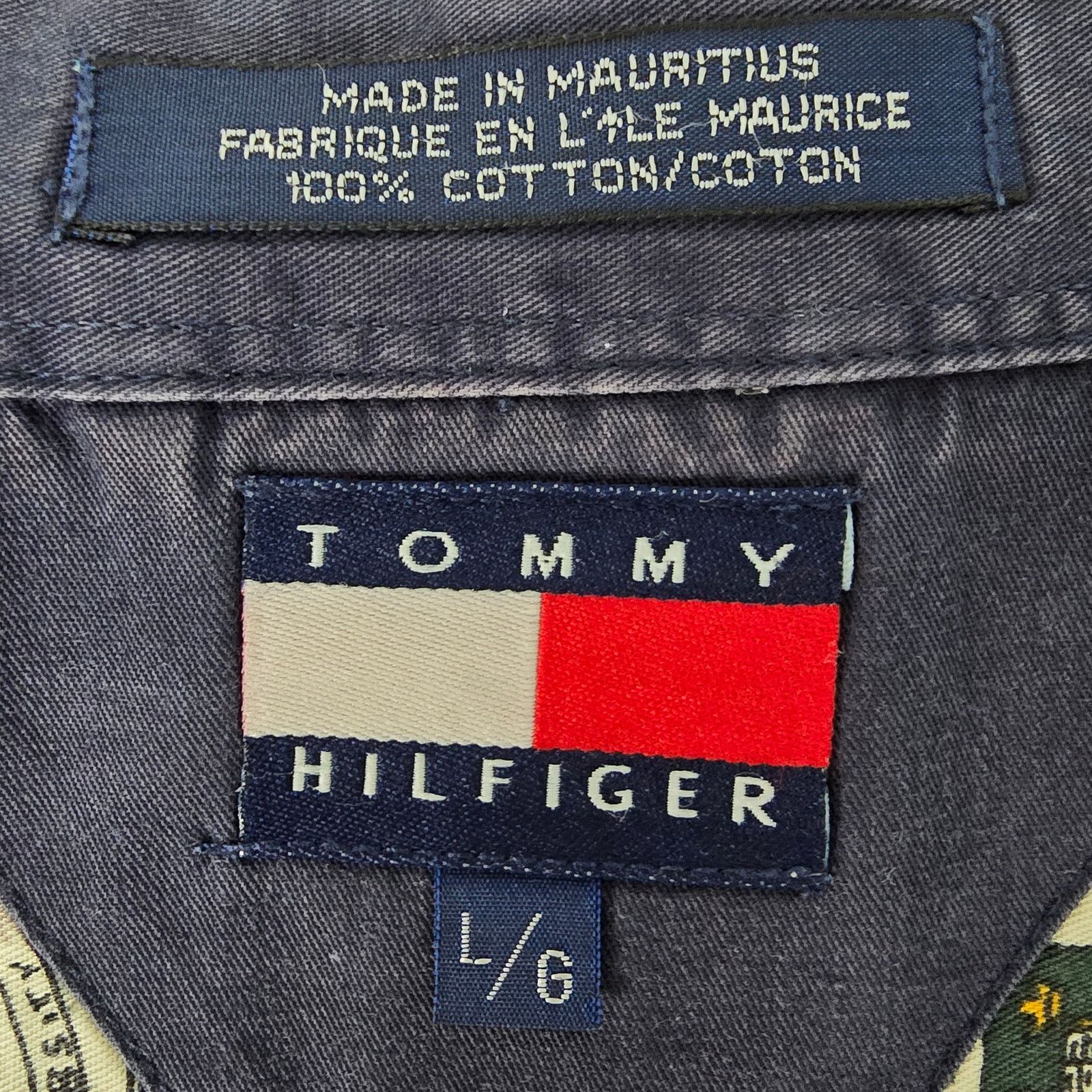 Tommy Hilfiger × Vintage Tommy Hilfiger University Crest Print Shirt L Colleges 90s Size US L / EU 52-54 / 3 - 11 Thumbnail