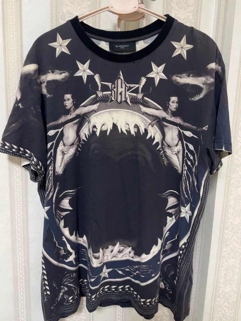 Givenchy Short-sleeved T-shirt with shark mouth, XS size