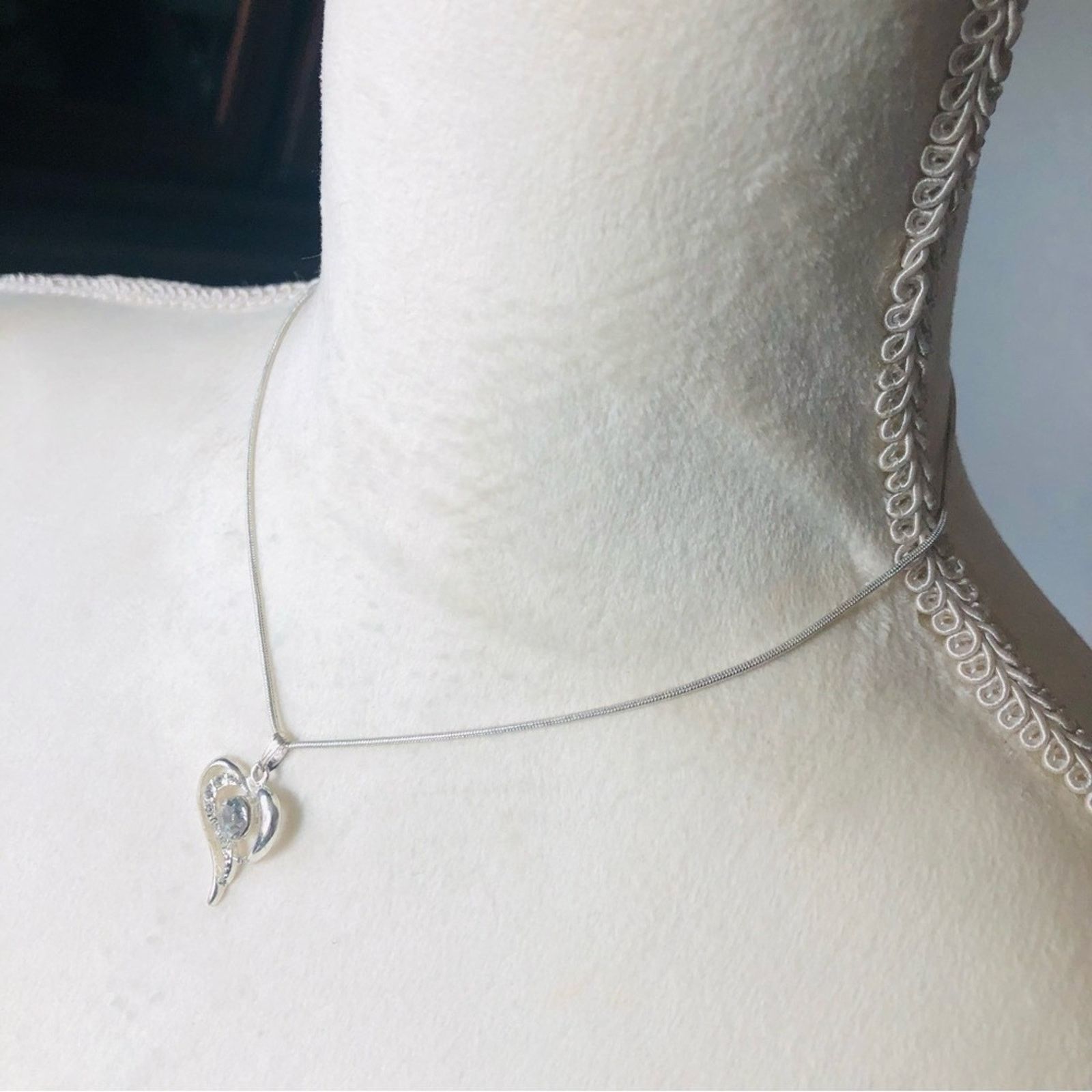 Vintage Vintage clear faceted stone heart pendant on chain necklace Size ONE SIZE - 5 Thumbnail