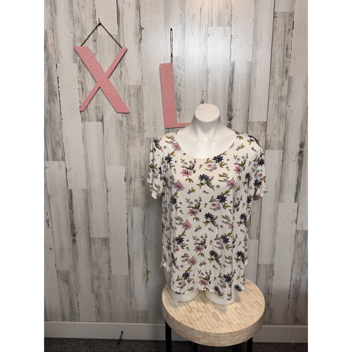 Other Tahari Women’s Floral Short Sleeve Scoop Neck Top Ivory Pink Size XL / US 12-14 / IT 48-50 - 1 Thumbnail