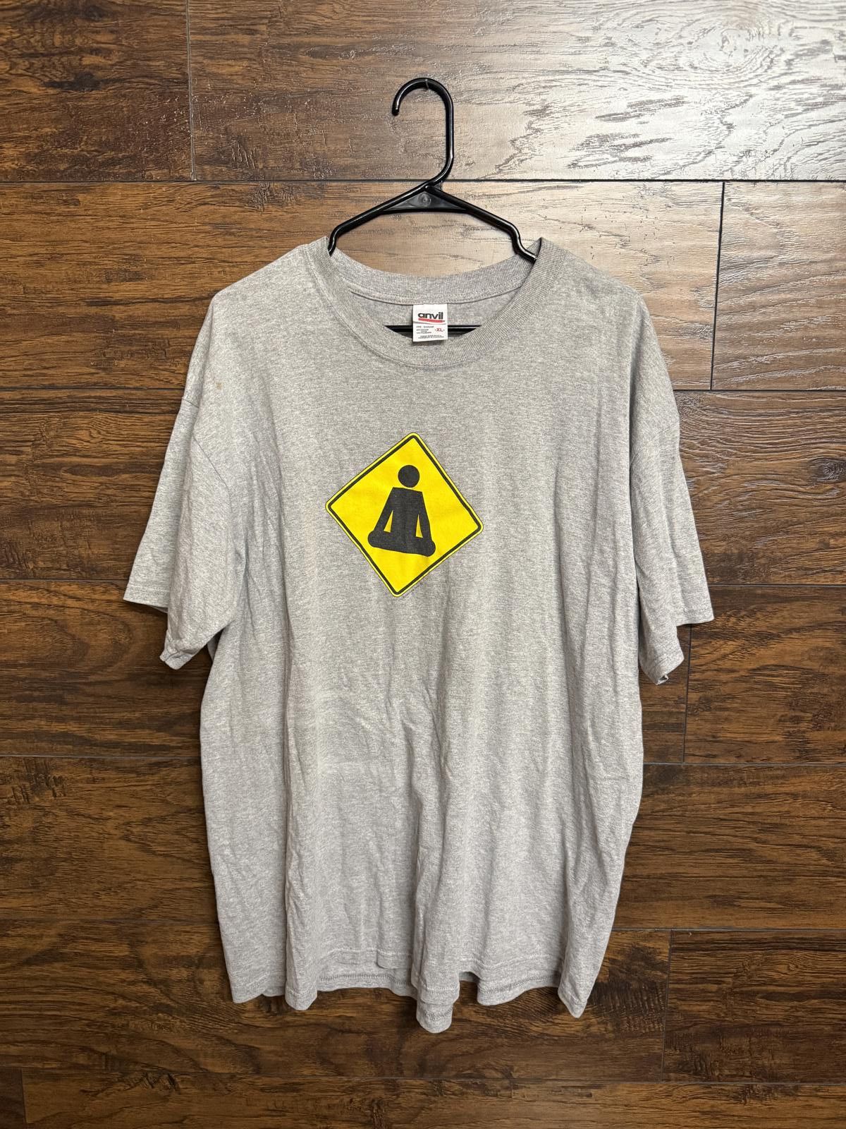 Anvil Y2K Meditating Street Sign T-shirt Frank Olinksy 2000 Tee XL Size US XL / EU 56 / 4 - 1 Thumbnail