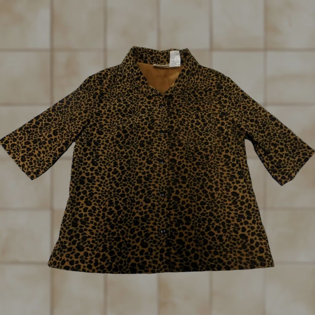 Vintage Studio Ease Womens Button-Up Shirt 8 Brown Animal Print Short Sleeve Casual Crew Neck Button-Down Lightweight Cotton Polyester Rayon 8 Womens Size M / US 6-8 / IT 42-44 - 1 Thumbnail