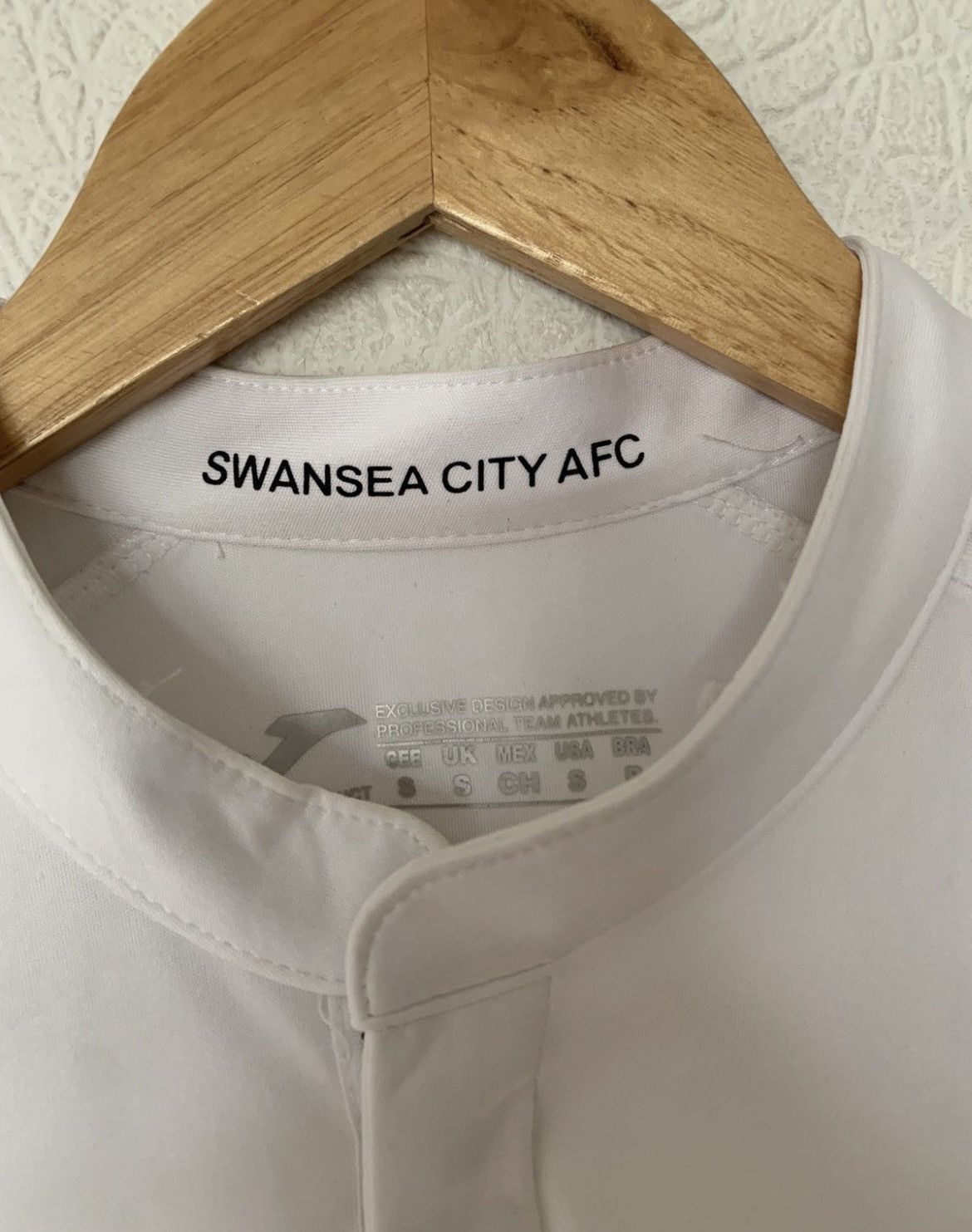 Joma SWANSEA CITY JOMA 2016/2017 HOME KIT SOCCER JERSEY BETEAST Size US S / EU 44-46 / 1 - 2 Thumbnail
