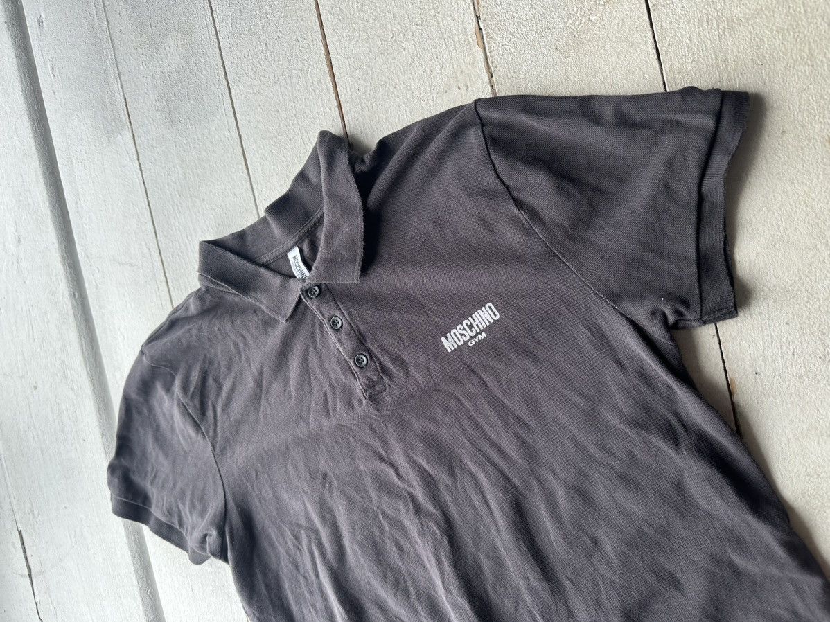 Moschino 🚨Vintage Moschino Gym BIG LOGO gray faded polo luxury Size US XL / EU 56 / 4 - 2 Thumbnail