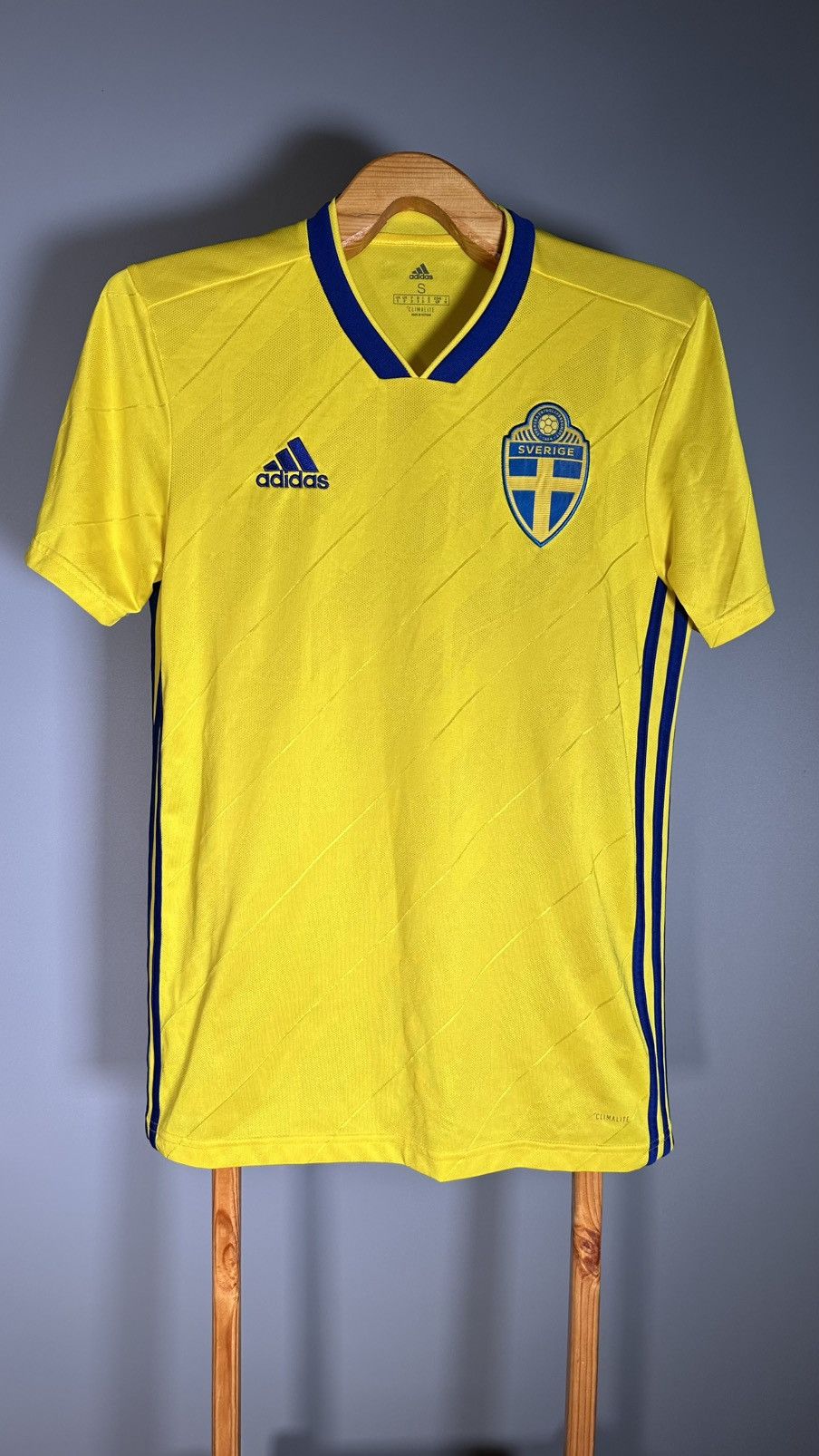 Vintage Sweden Home Football Shirt 2017/19 Adults small Adidas Size US S / EU 44-46 / 1 - 3 Thumbnail