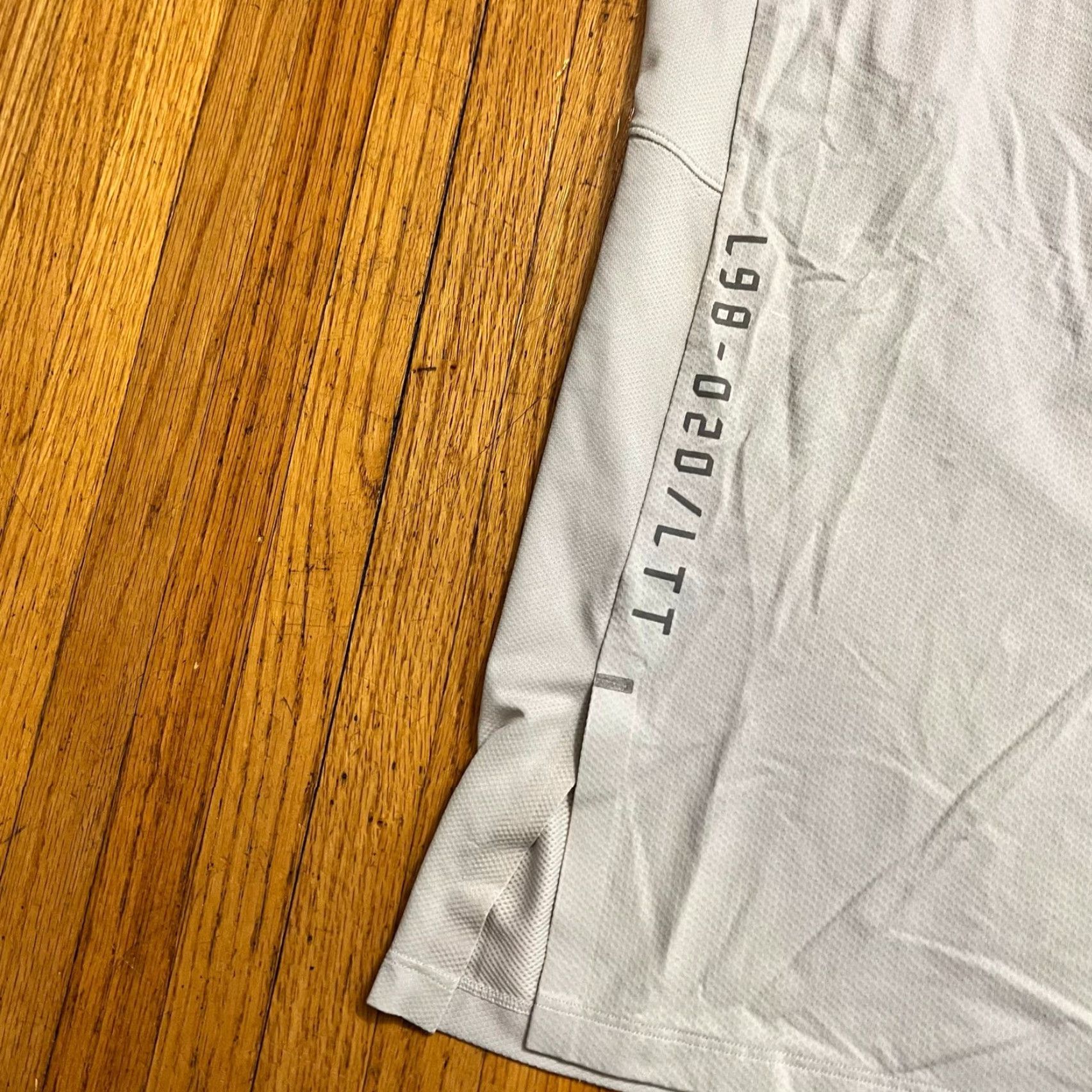 Lululemon Lululemon Shirt Mens Medium Light Gray Workout Performance Tshirt Shirt Mens M Gray Tshirt Size US M / EU 48-50 / 2 - 2 Thumbnail