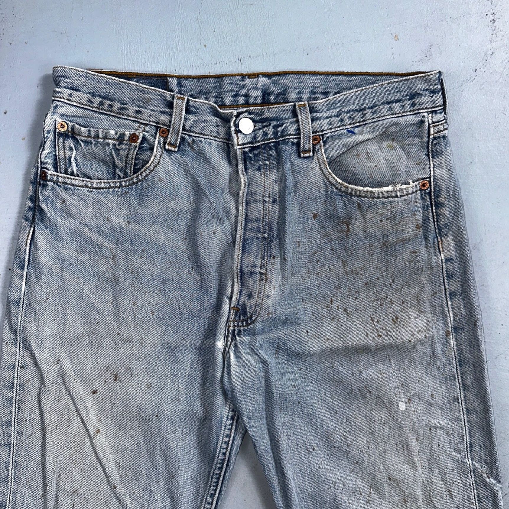 Levi's VINTAGE Levi's 501 Jeans Men Medium Regular Fit Straight Leg Denim Light Wash 90s 2000s Size US 33 - 2 Thumbnail