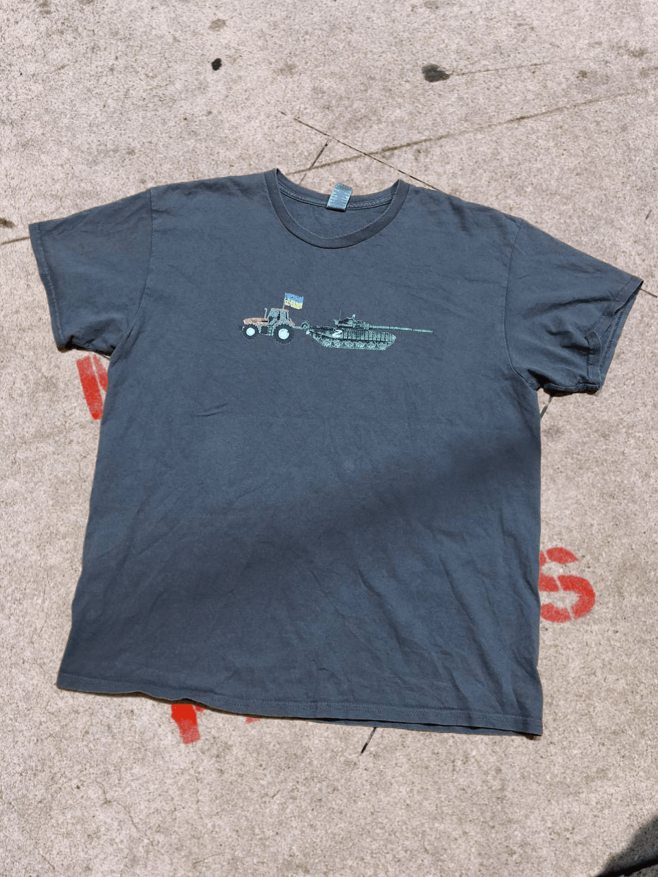 Gildan Support UKRAINE tractor pulling T-72 Russian tank cotton TEE Size US L / EU 52-54 / 3 - 1 Thumbnail