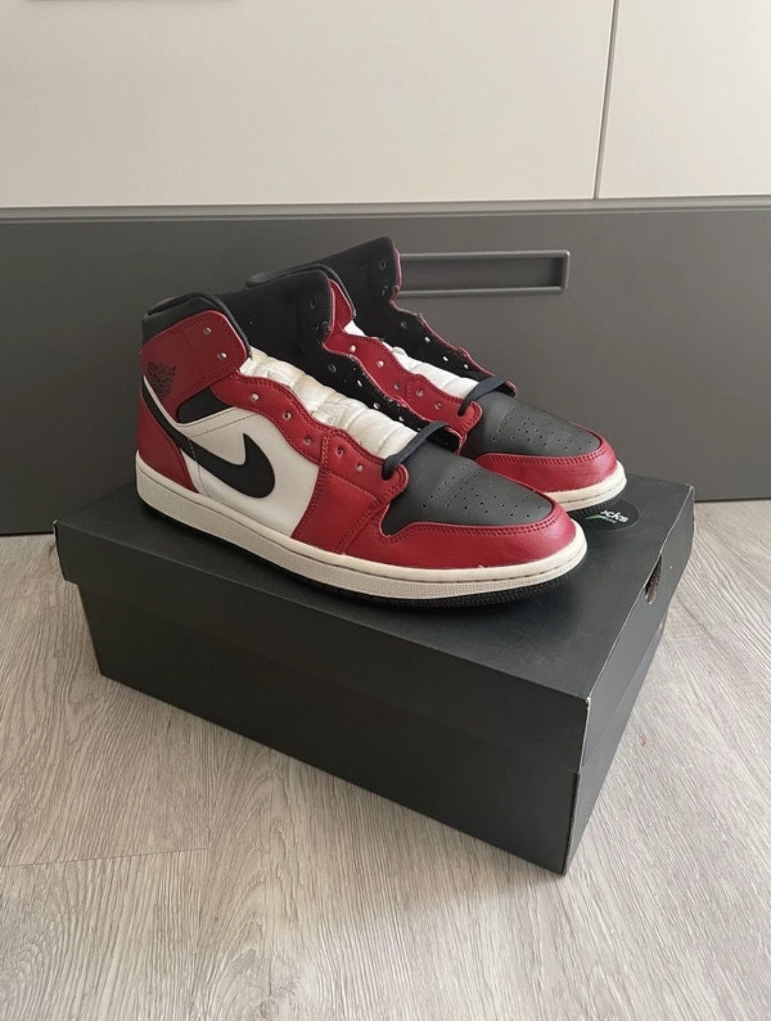 Jordan Brand × Nike Nike Air Jordan 1 Mid Chicago Black Toe Size US 10 / EU 43 - 1 Thumbnail