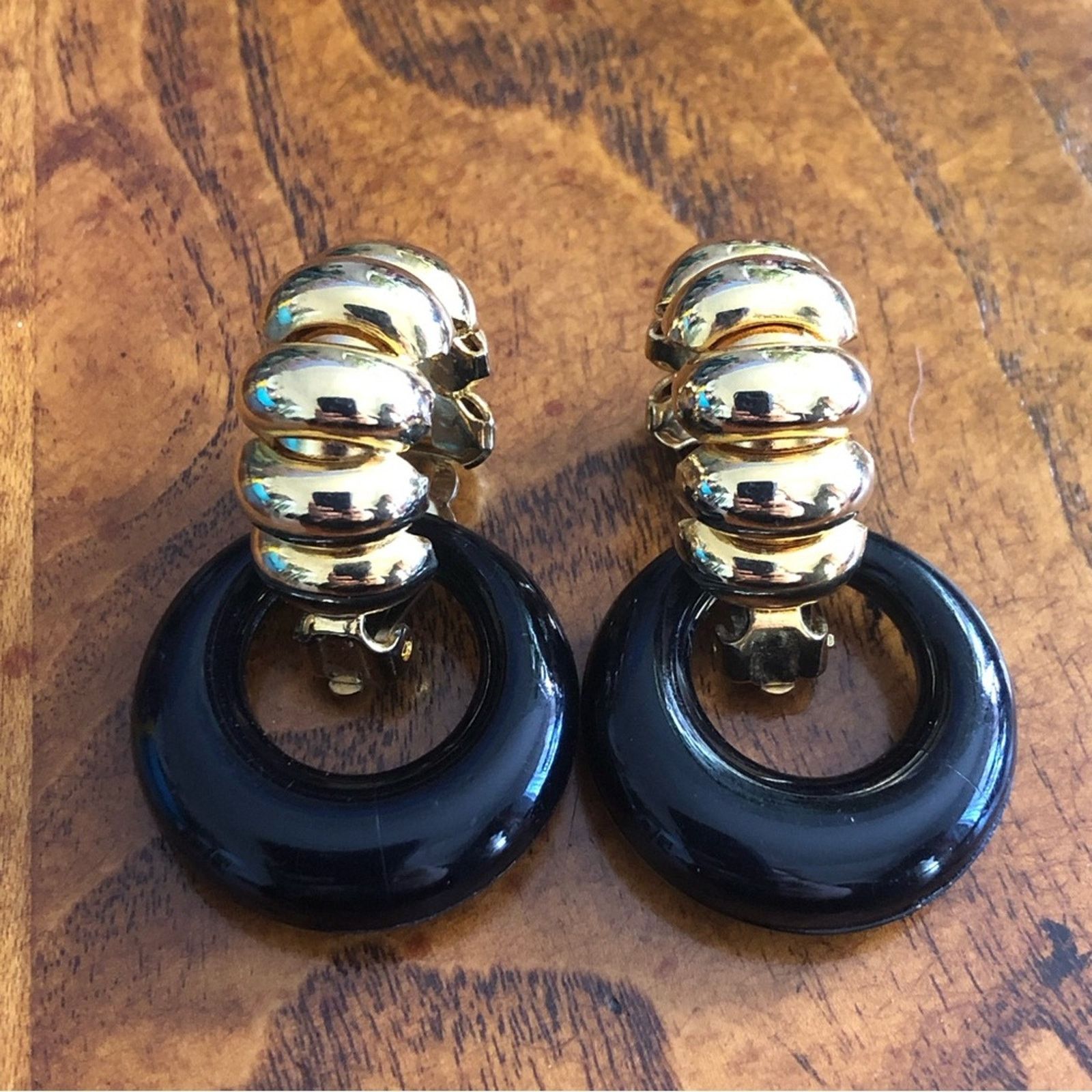 Vintage Vintage bold gold and black clip on earrings Size ONE SIZE - 1 Thumbnail