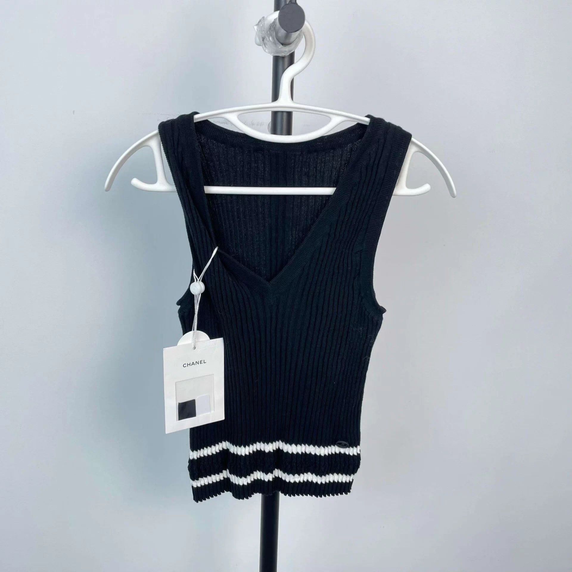 Chanel Chanel Black Knit Short-Sleeve Tee EU38 Size S / US 4 / IT 40 - 1 Thumbnail