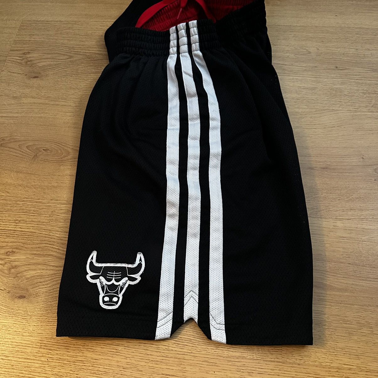 Adidas × NBA × Vintage Adidas Chicago Bulls Basketball Shorts Size US 32 / EU 48 - 5 Thumbnail
