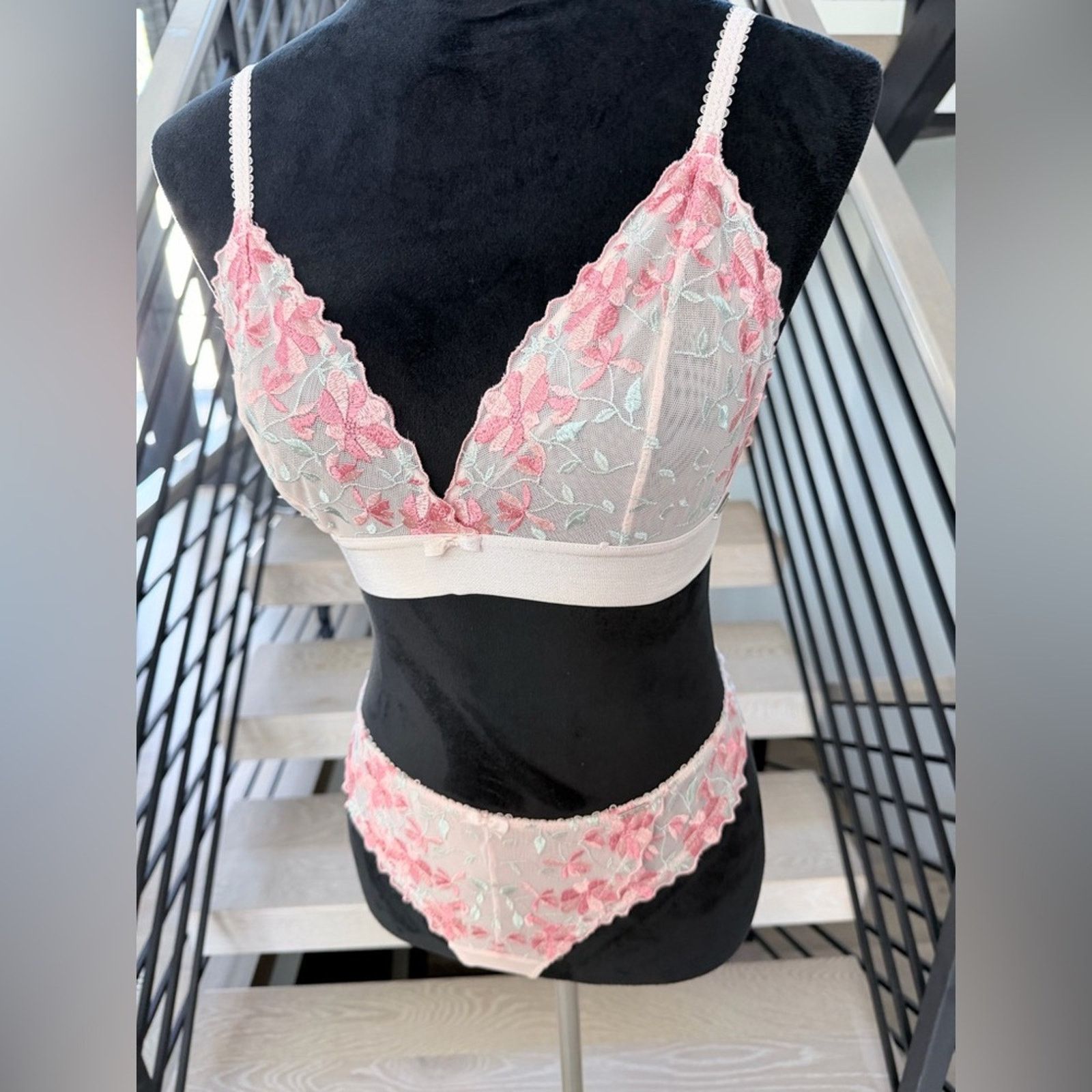 Other Pink Floral Lace Bralette and Pantues Set. Bra M panties S Size ONE SIZE - 6 Thumbnail