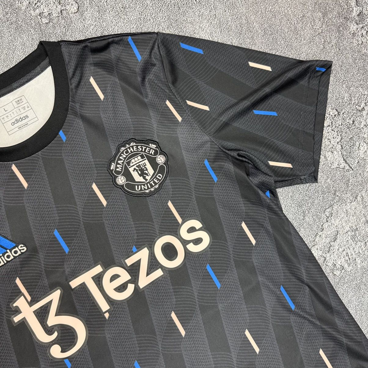 Adidas MANCHESTER UNITED 2022 FOOTBALL SOCCER JERSEY Size US L / EU 52-54 / 3 - 4 Thumbnail