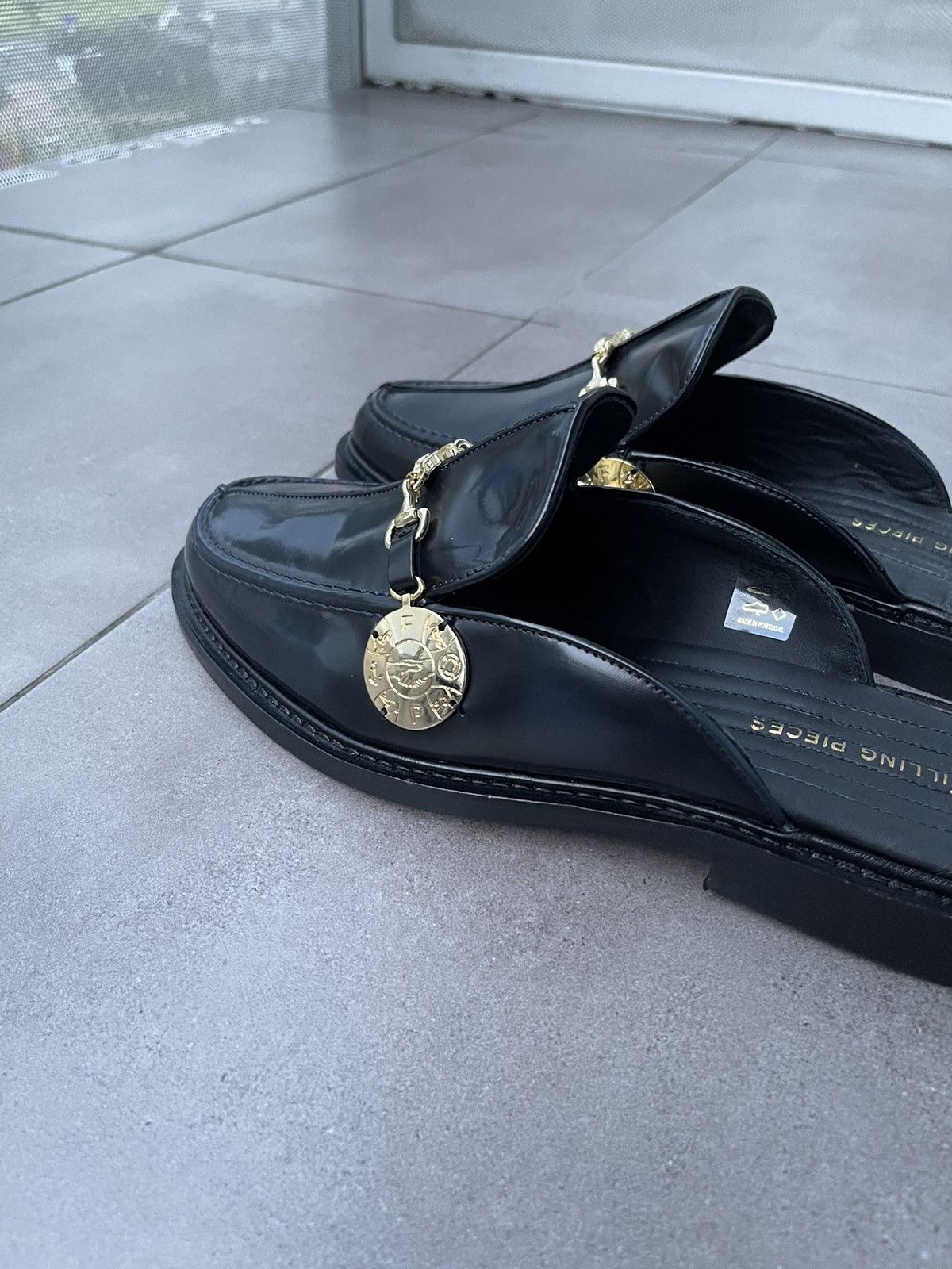 !DS! SS23 Filling Pieces Medal Black Mules