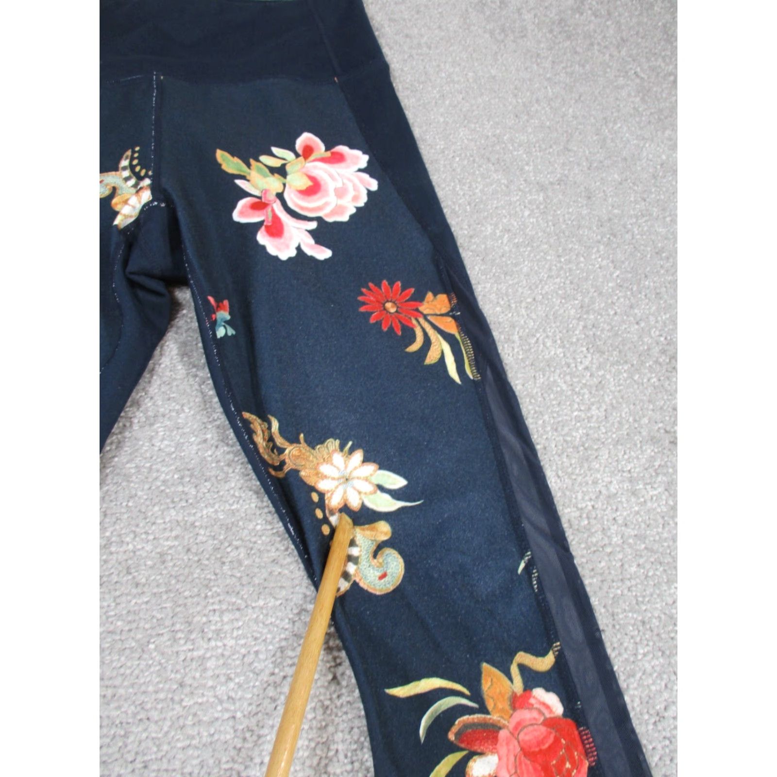 Athleta Athleta Womens Leggings S Navy Blue Floral Athleisure Athletic Yoga Running Size S Size 28" / US 6 / IT 42 - 2 Thumbnail