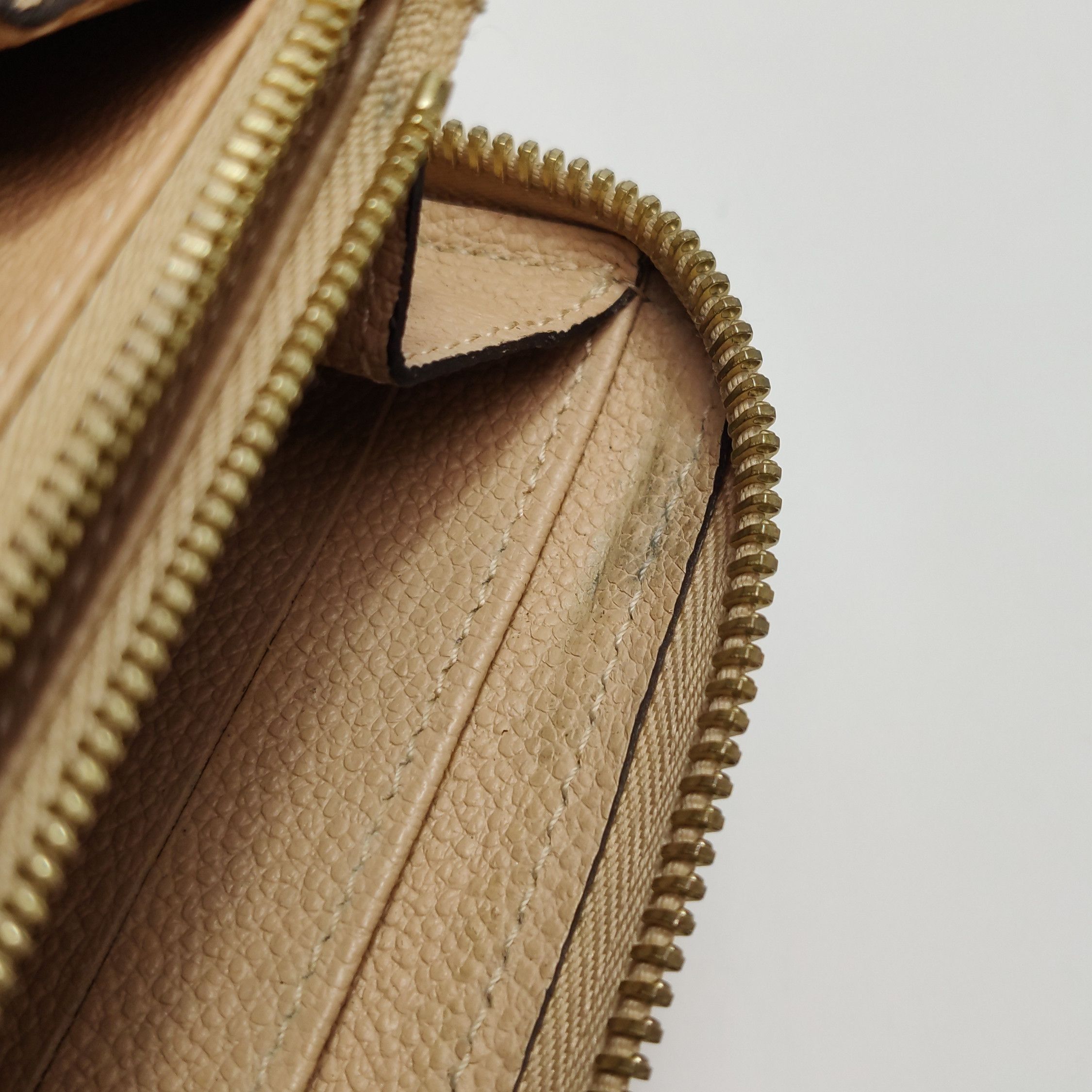 Louis Vuitton Louis Vuitton (LV) Zippy leather embossed zip around wallet Size ONE SIZE - 7 Thumbnail