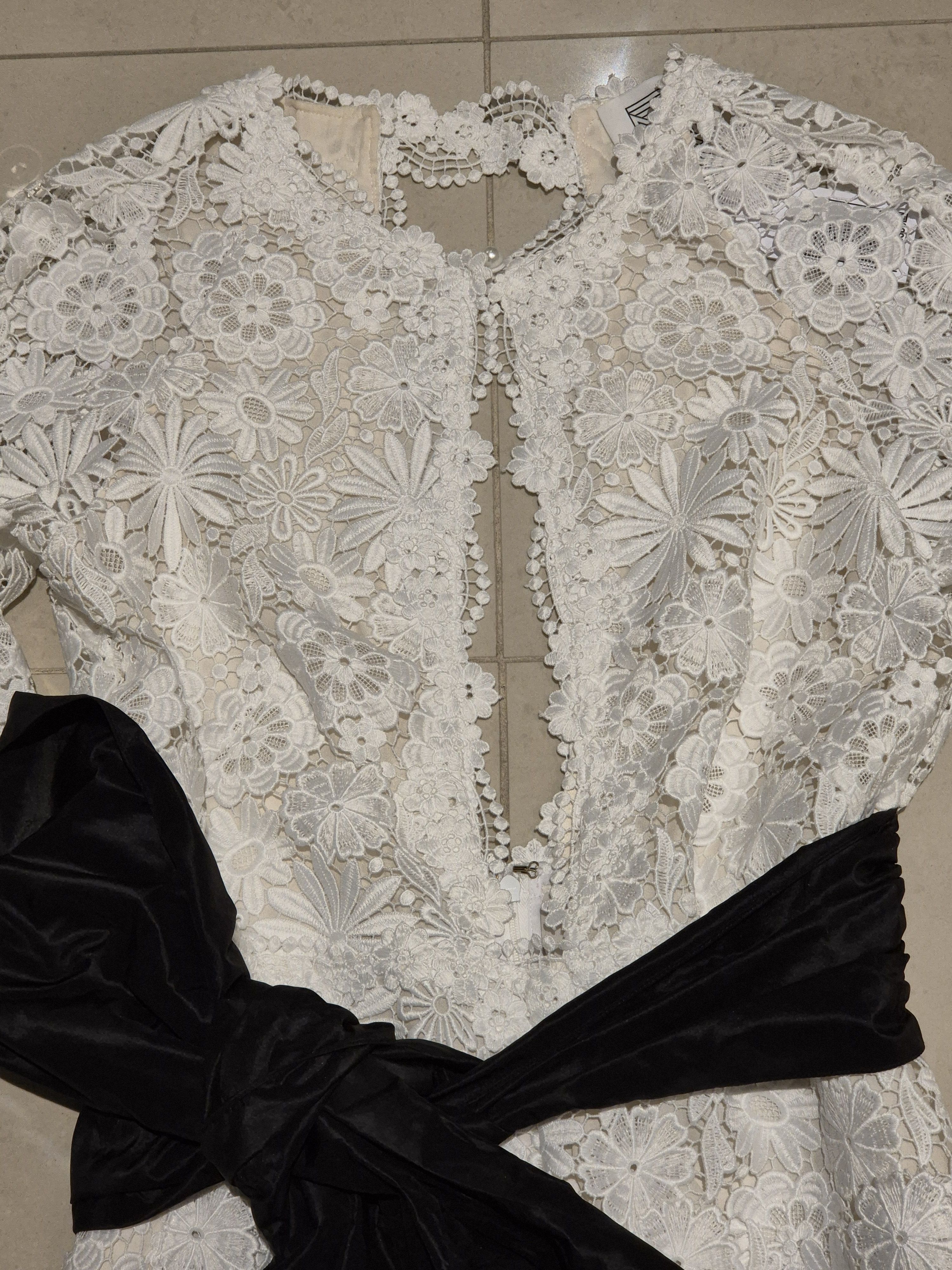 Rosie Assoulin Rosie Assoulin White lace Jumpsuit, black silk sash Size 28" / US 6 / IT 42 - 4 Thumbnail