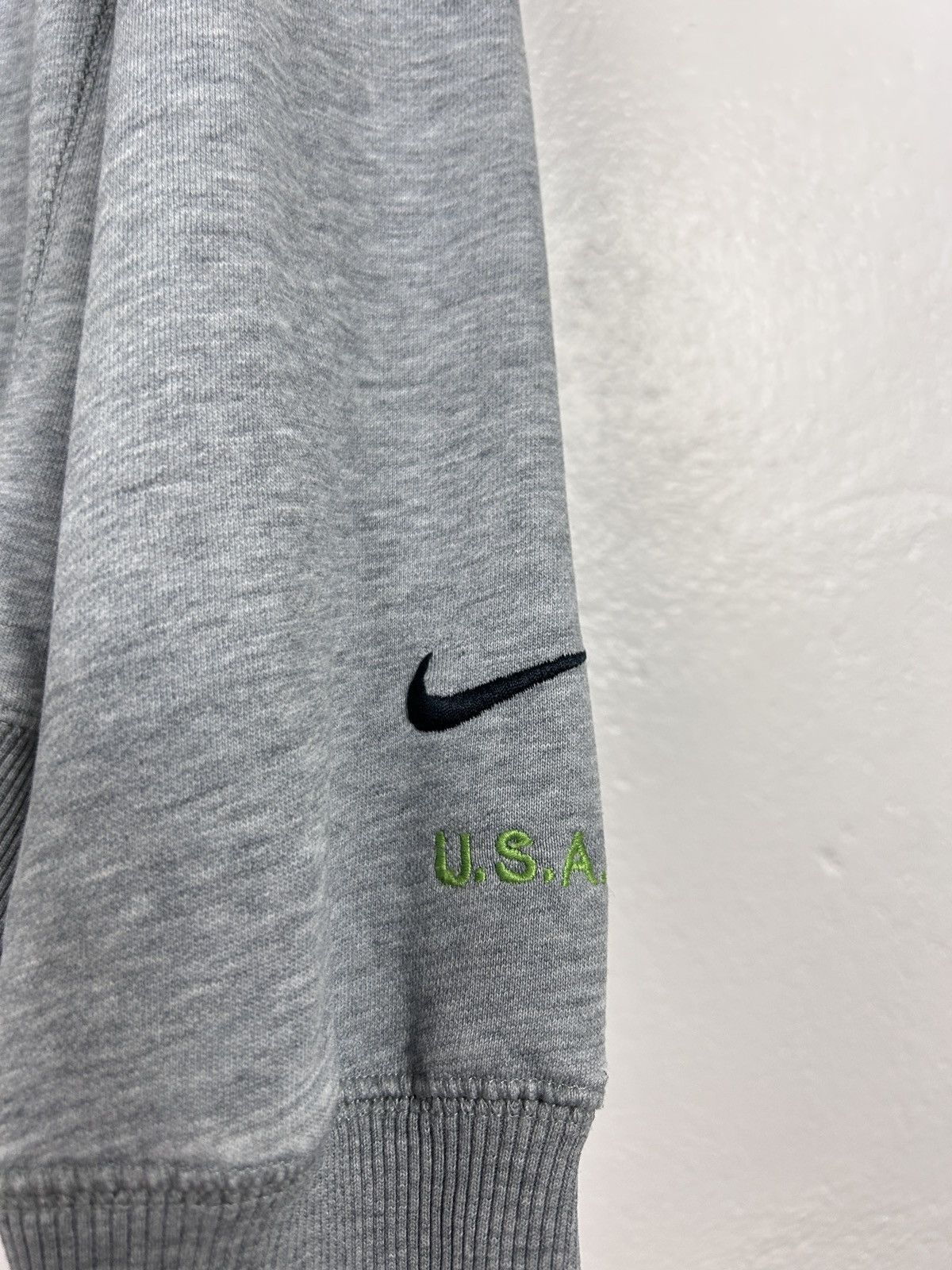 Nike 00s Vintage Nike Sportswear Y2K Center Logo Sweatshirt Size US M / EU 48-50 / 2 - 5 Thumbnail