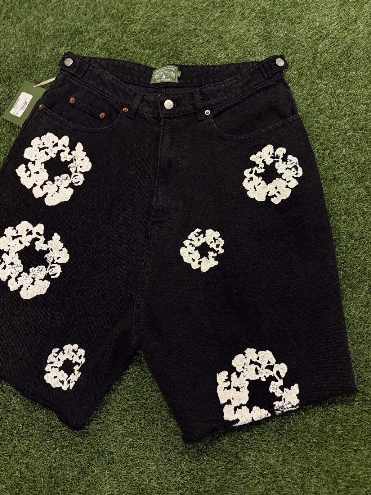 DENIM TEARS Denim Tears Cotton Wreath Shorts Balck Size L (NEW) Size US 29 - 3 Thumbnail