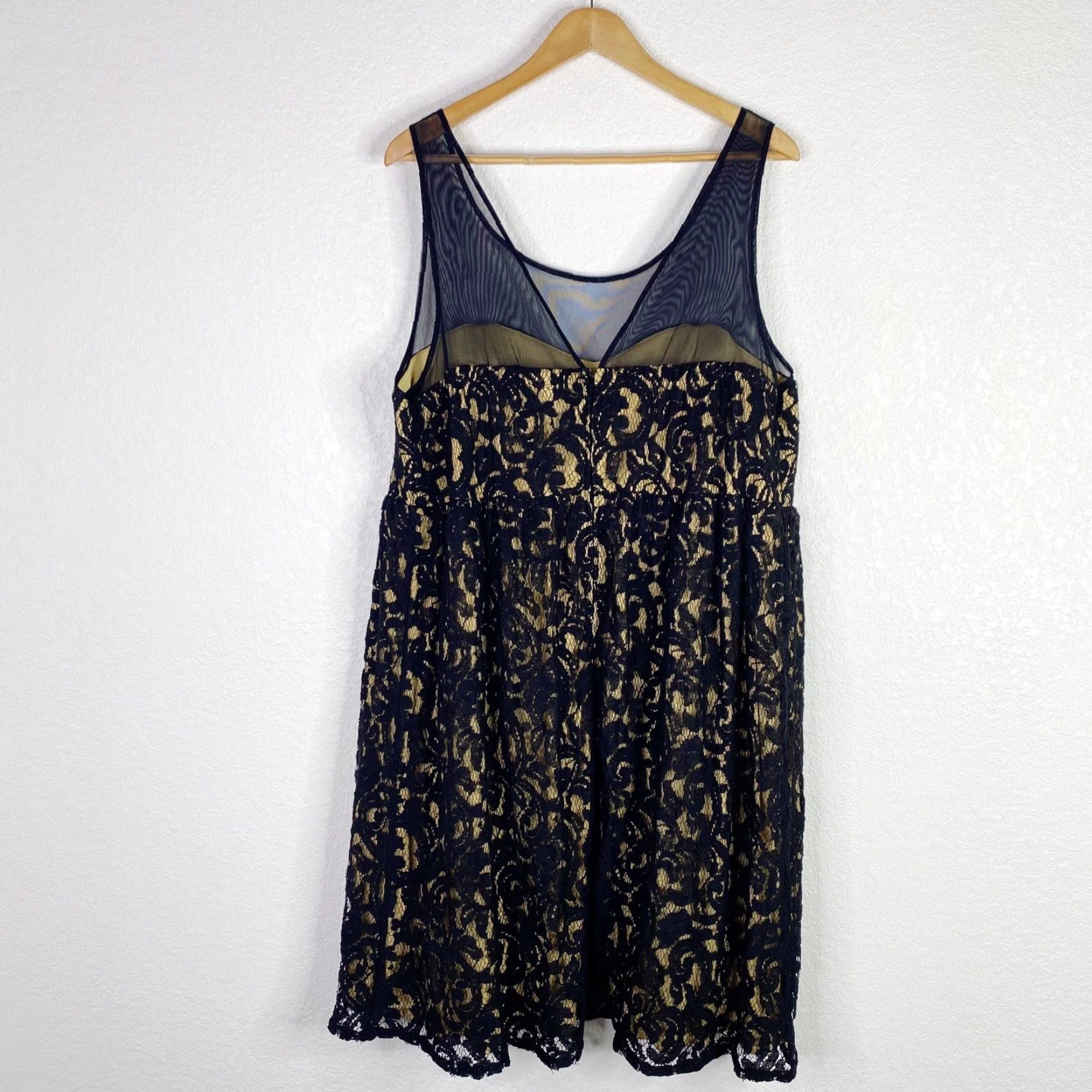VINTAGE Torrid Women's Plus Size 22 Lace Cocktail Dress Sleeveless Black  Gold Floral Knee-Length