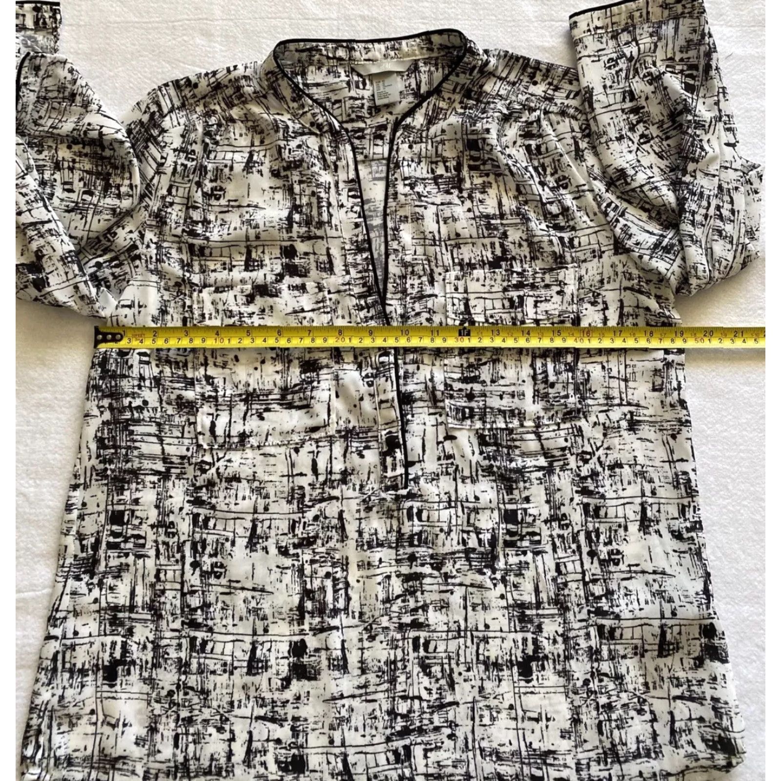 H&M H&M Blouse Casual Women's V-Neck Long Sleeve Shirt Top Geometric Pattern Black White Slim Fit Petite 12P Button-Down Collarless Breathable Size XL / US 12-14 / IT 48-50 - 4 Thumbnail