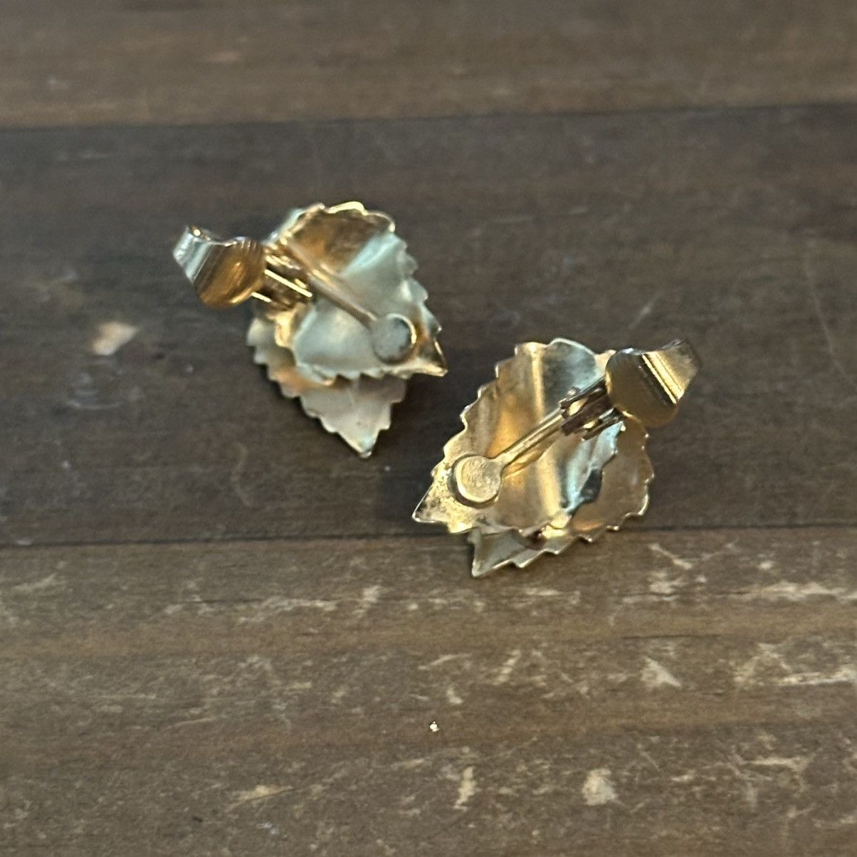Vintage Vintage gold tone clip on curved leaves earrings Size ONE SIZE - 3 Thumbnail