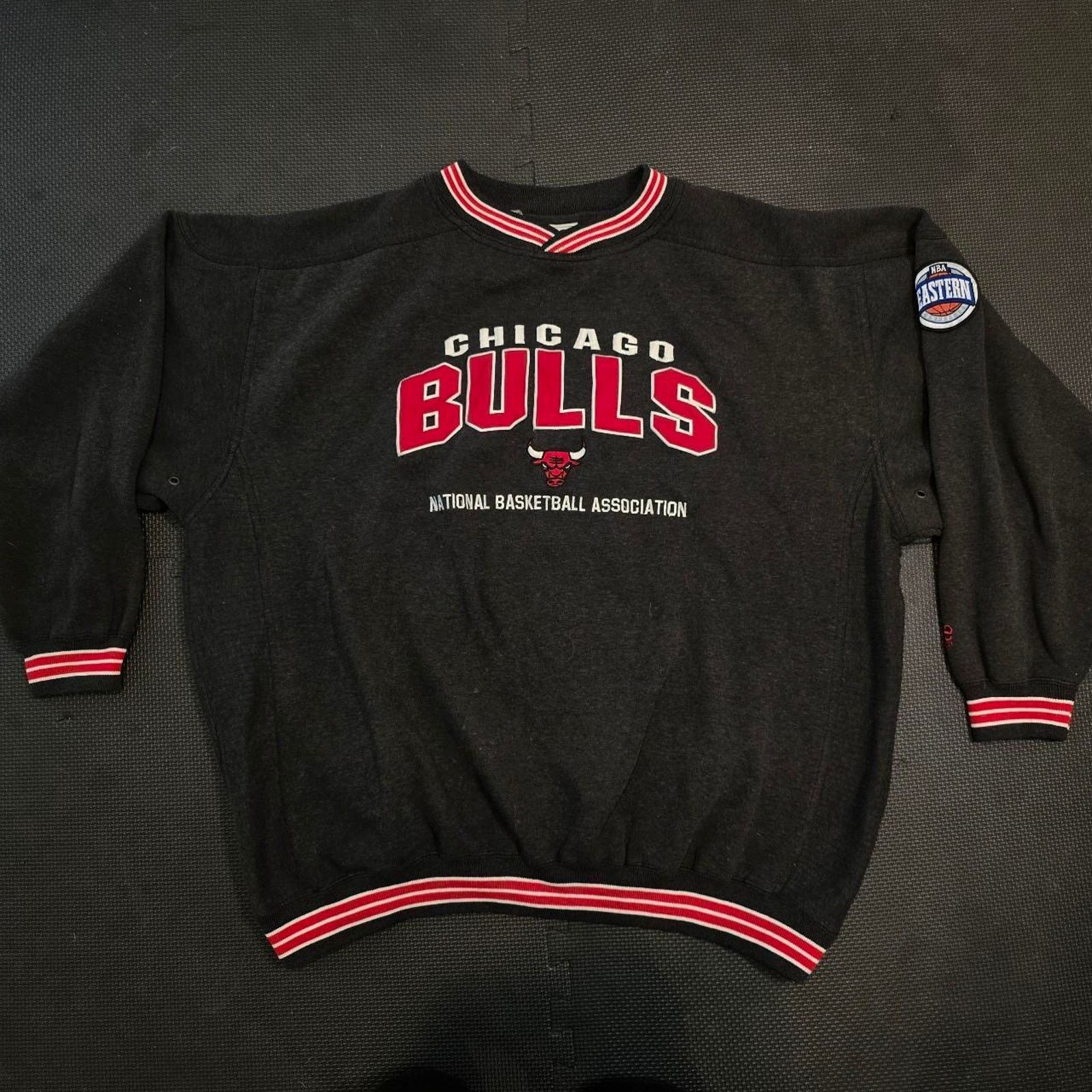 NBA Vintage 1999 Chicago Bulls NBA crewneck sweatshirt Size US XL / EU 56 / 4 - 1 Thumbnail