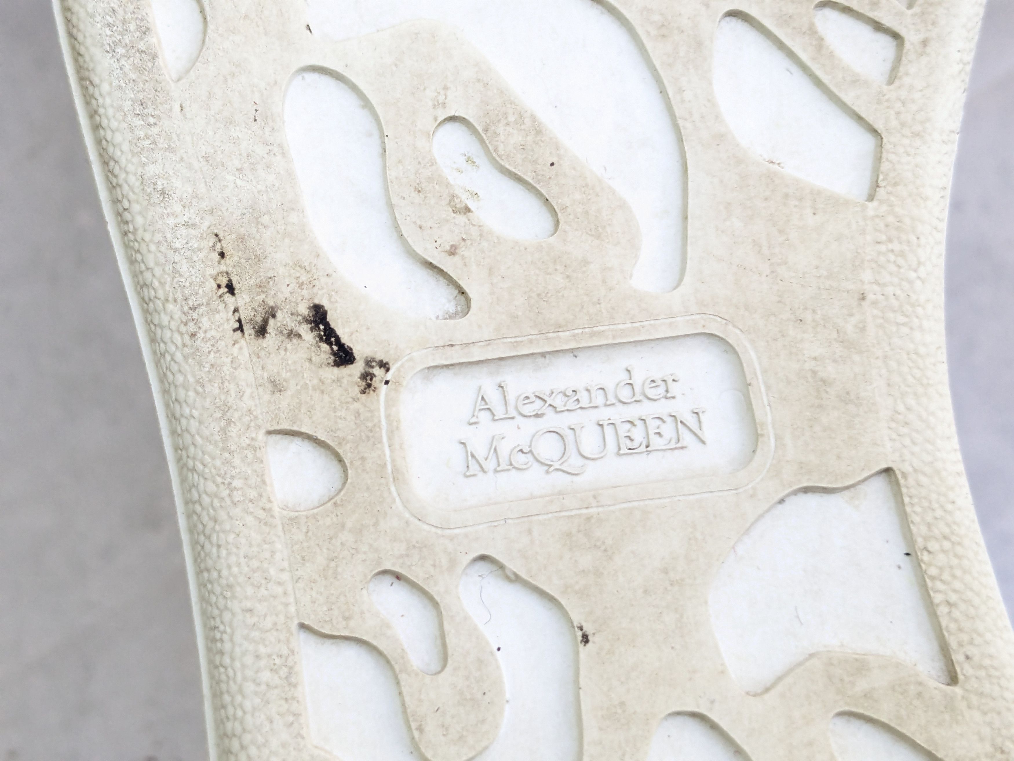 Alexander McQueen Alexander McQueen Oversized Larry Sneakers White Gold 12 45 Size US 12 / EU 45 - 21 Thumbnail