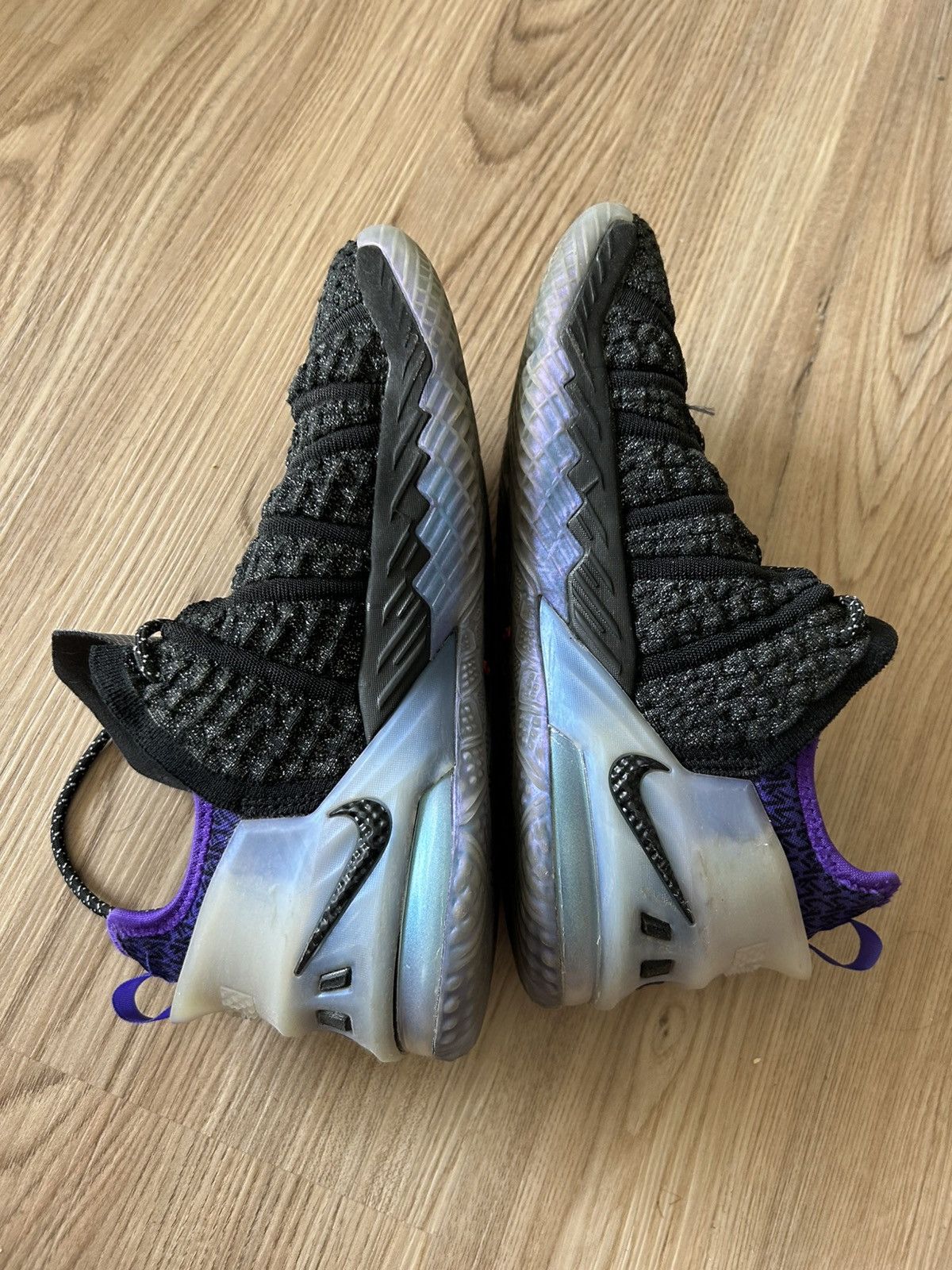 Nike Nike Lebron 18 Low Cosmic Court Size US 6.5 / EU 39-40 - 8 Thumbnail