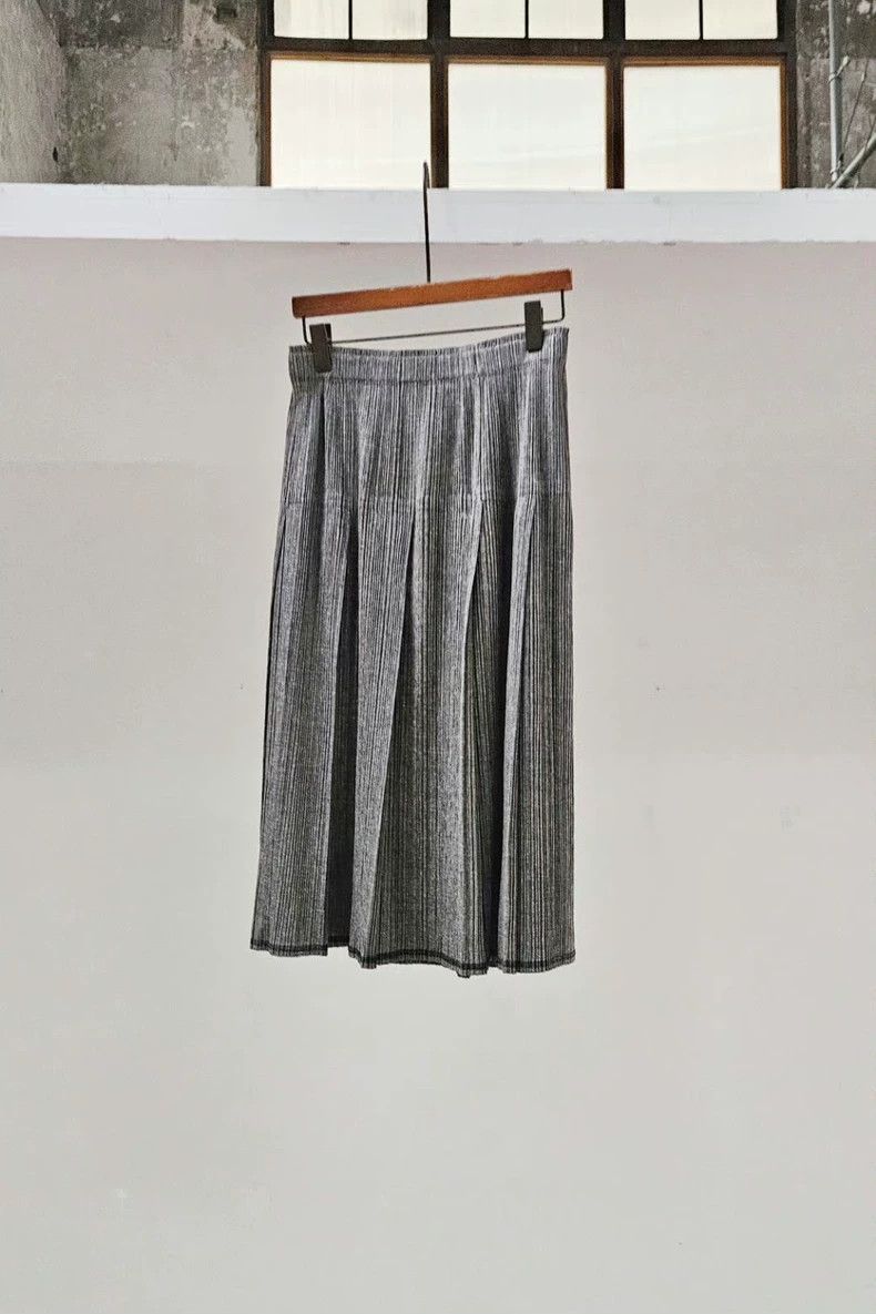 Issey Miyake Issey Miyake size:3 Grey Mosaic spotted pleated skirt Size 31" - 2 Thumbnail