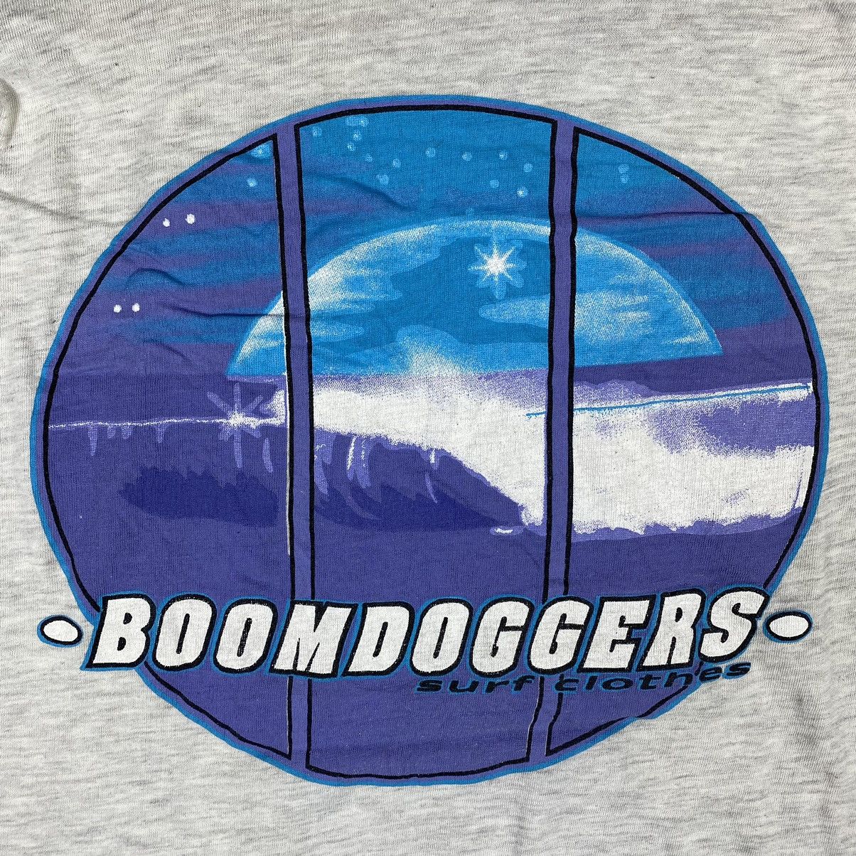 Vintage VINTAGE 90's BOOMDOGGERS SURF CLOTHES SURFING APPAREL TEE Size US L / EU 52-54 / 3 - 3 Thumbnail
